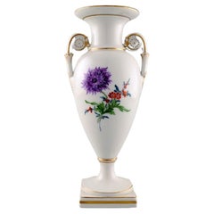 Meissener Empire-Vase mit handbemaltem Blumenmotiv. Ca. 1920