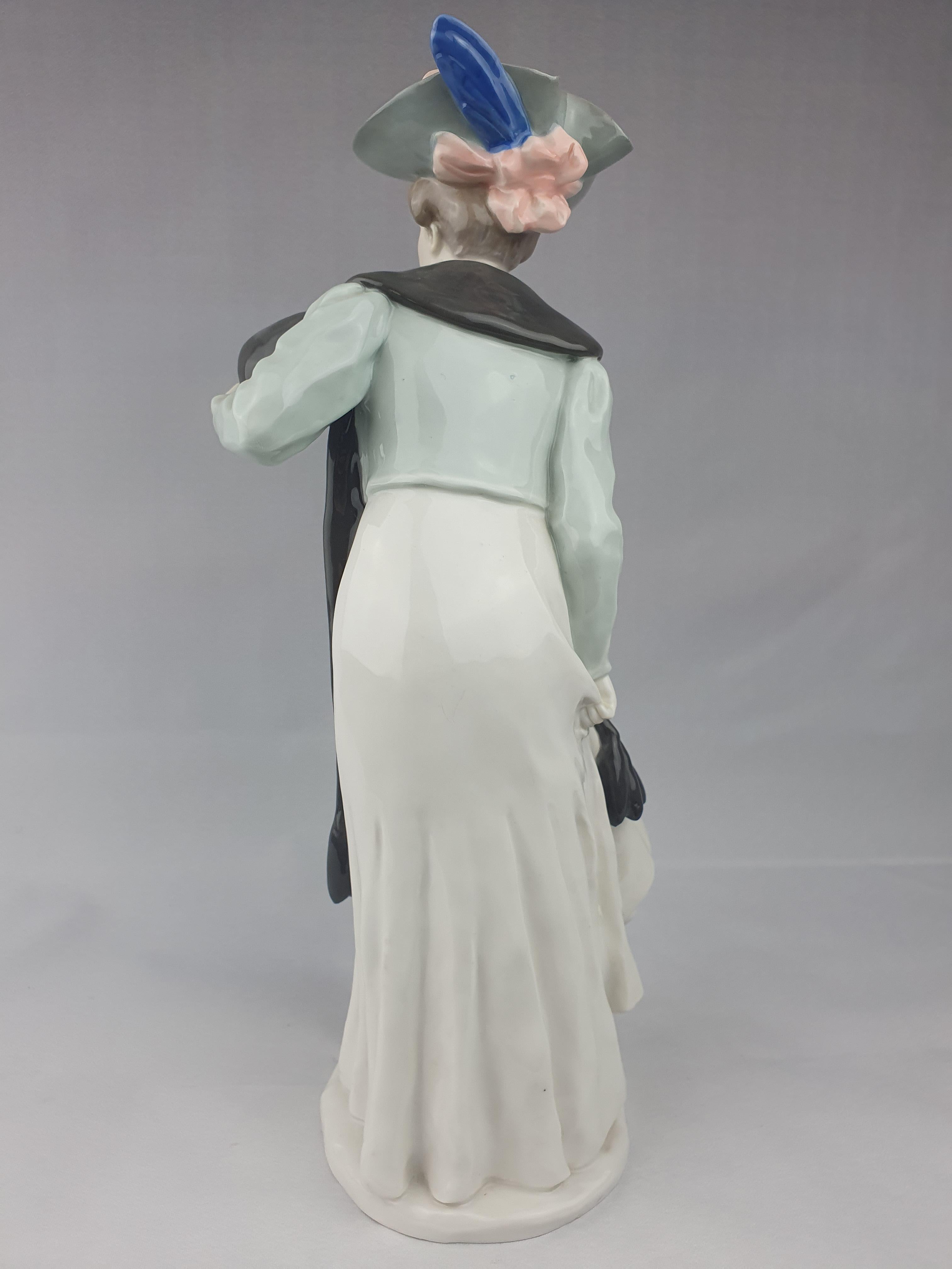 Meissener Figur einer modischen Dame, die eine Pelzstola trägt und einen Muff hält. Erstmals modelliert von Konrad Hentschel im Jahr 1906 unter Verwendung der neuen, gegen Ende des 19. Jahrhunderts in Meißen entwickelten Hochglanzlacke. Diese Farben