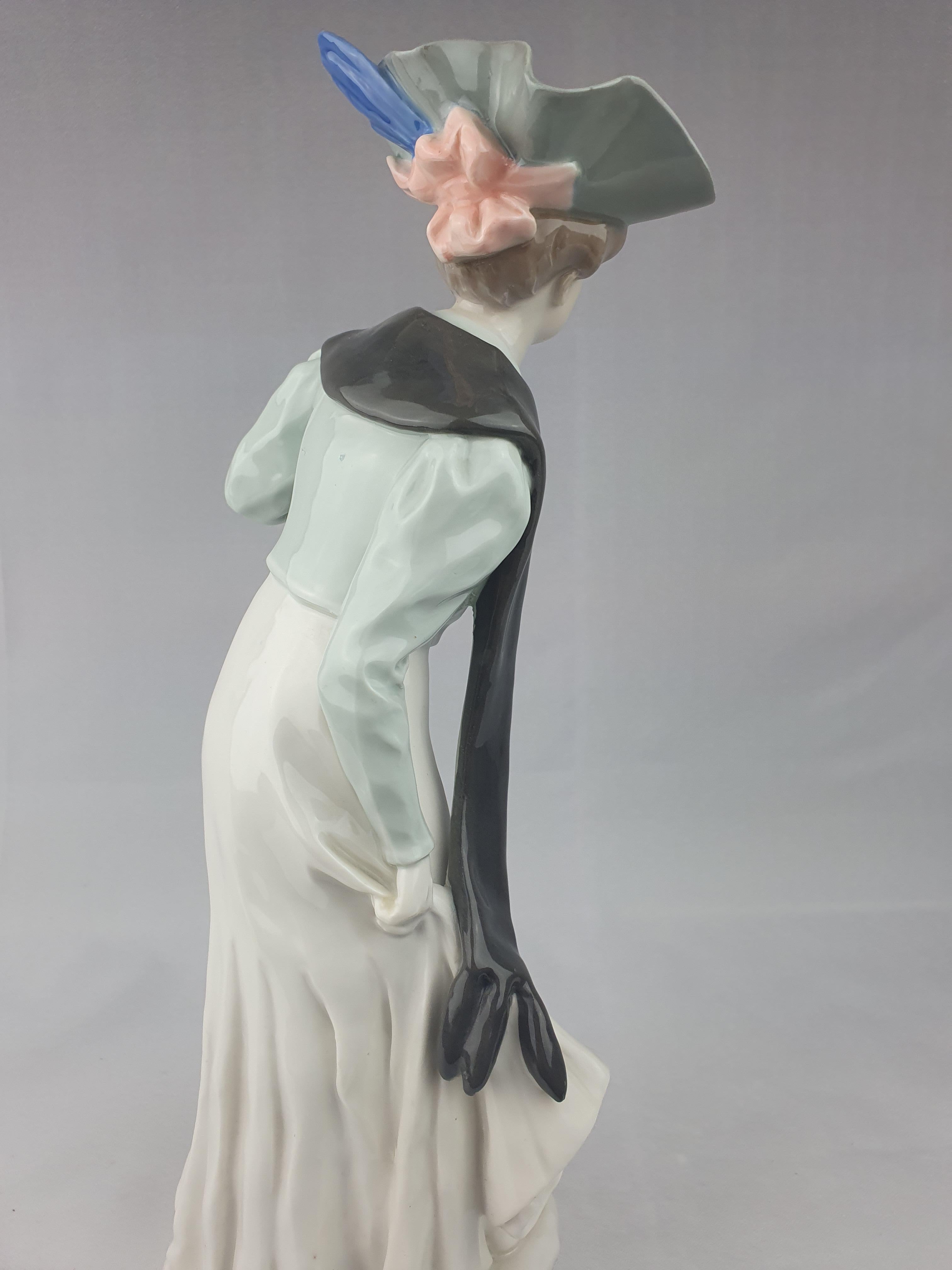 Meissen Fashionable Lady with Muff in Hand In Good Condition For Sale In Altrincham, GB