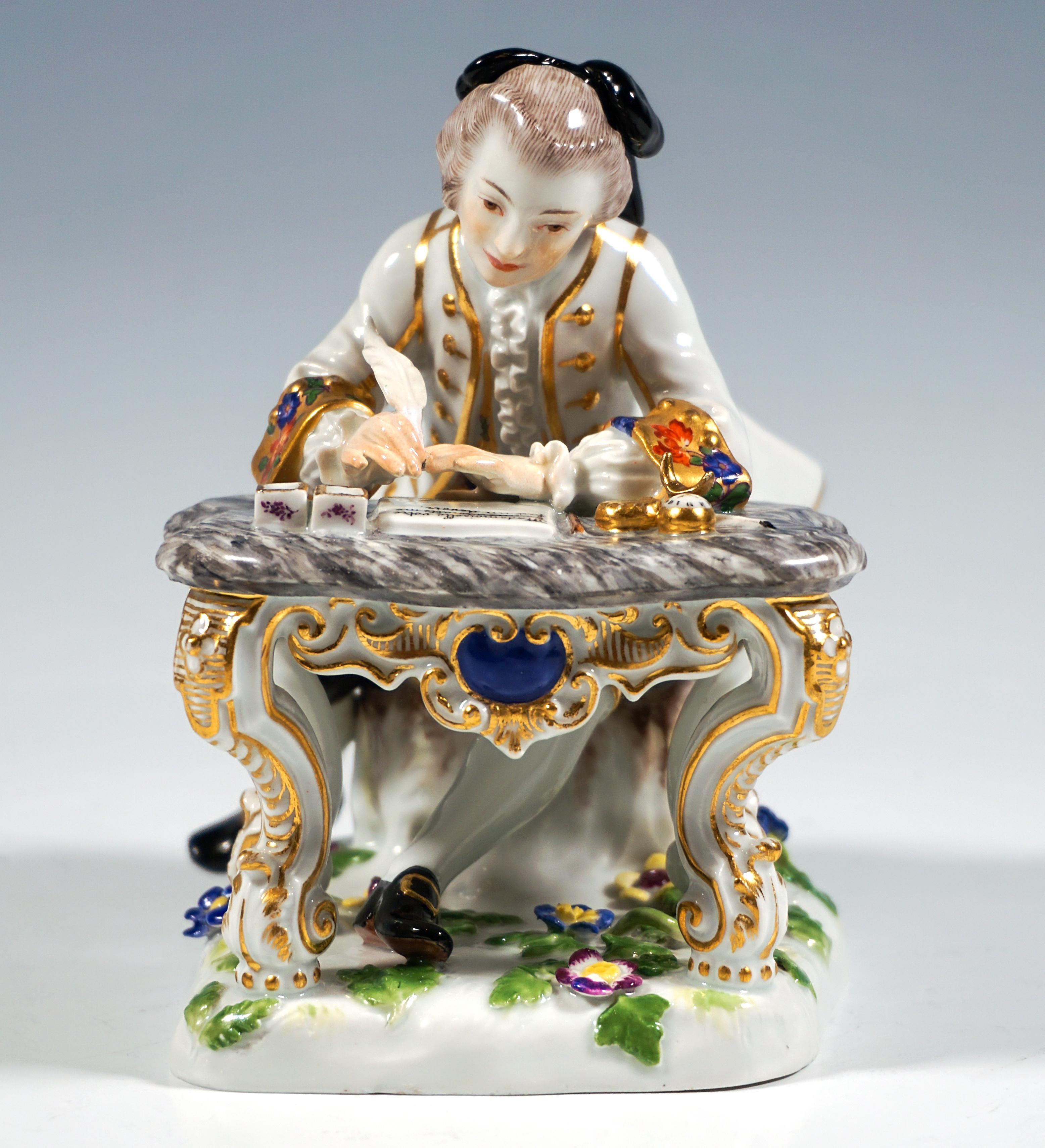 Ausgezeichnete Figur aus Meissener Porzellan:
Junger Herr in aufwändiger Rokoko-Kleidung der Oberschicht: edler weißer Gehrock mit goldenen Säumen, gold- und blumenbestickte Weste und Ärmelaufschläge, große schwarze Schleife auf dem Perückenhaar, an