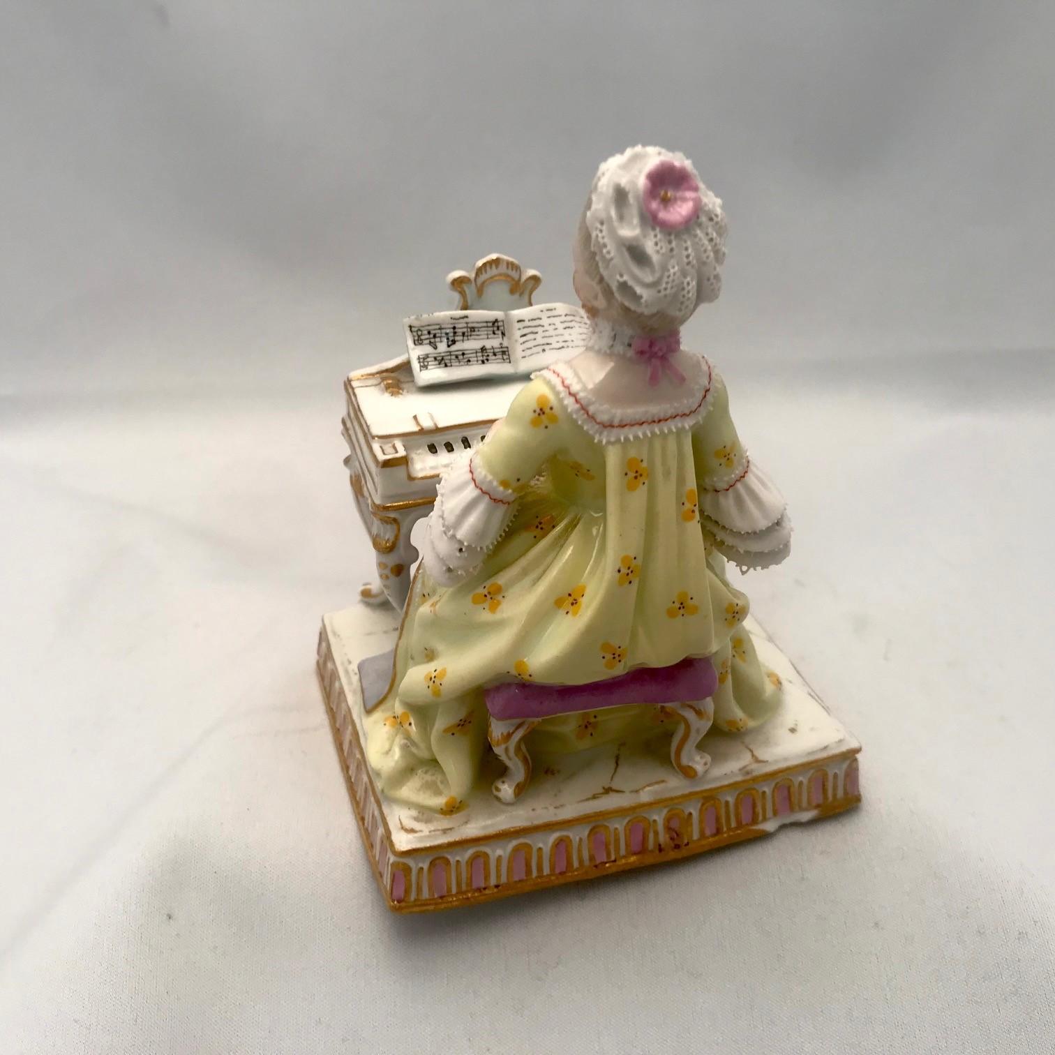 Meissen Figure, Girl at the Spinnet In Good Condition In Montreal, QC