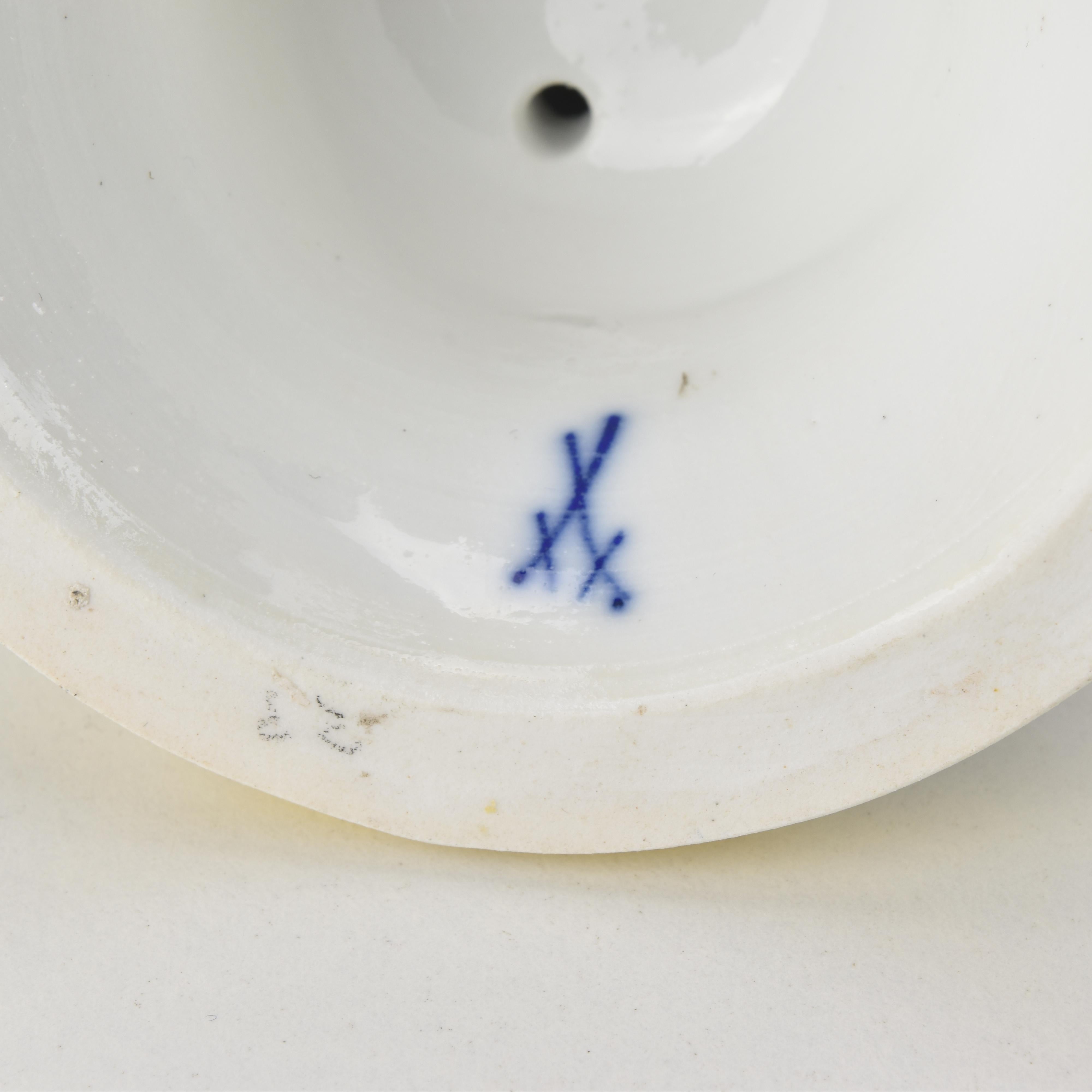 Meissen Figurine “Armor unter dem Pantoffel” Cupid with Slipper, 19th Century in vendita 2