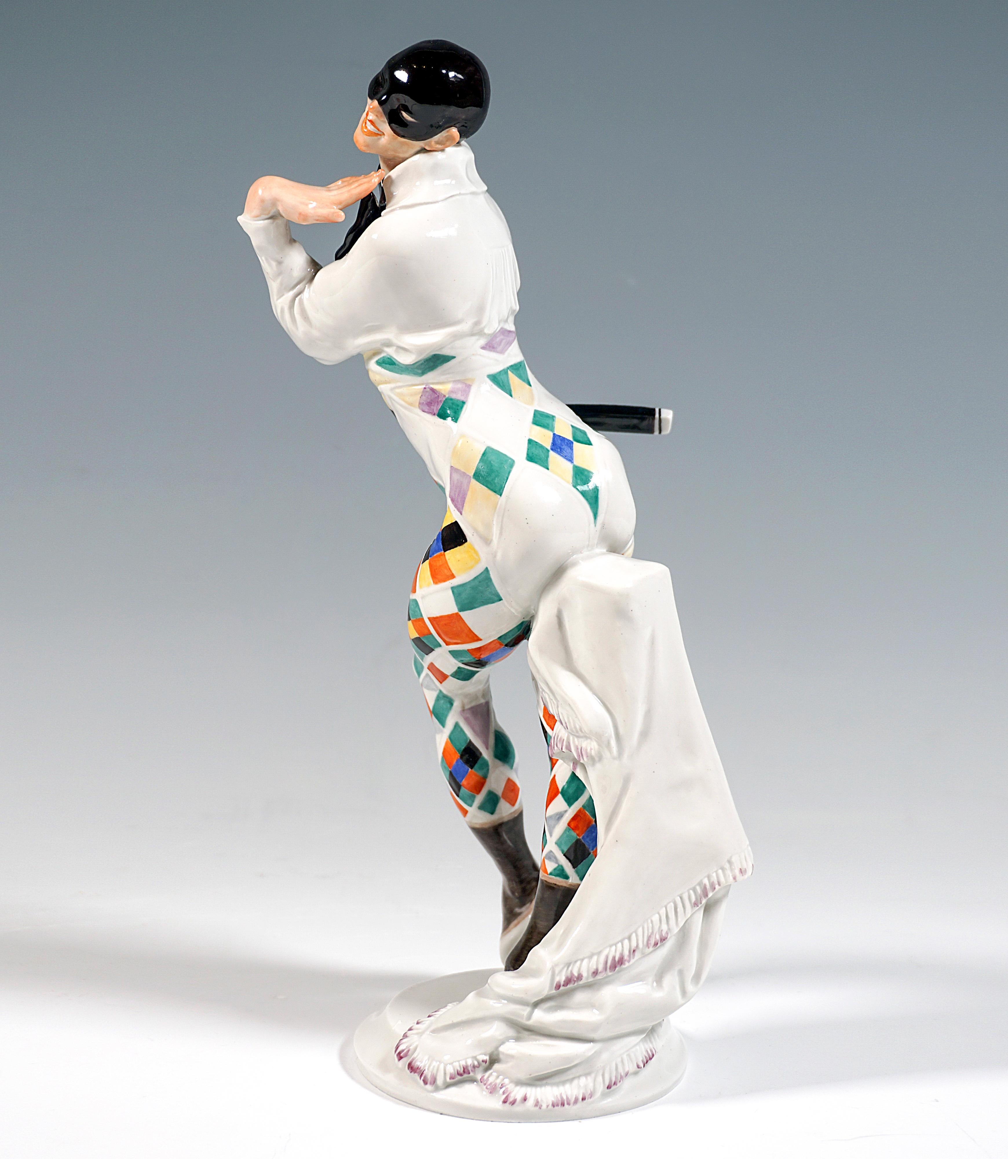 Feinste Meissener Porzellanfigur:
Tänzer in Pose, Vaclav Nijinsky als Bajazzo (oder Harlekin) darstellend, mit leicht nach vorne geneigtem Oberkörper, auf dem rechten Bein stehend, das linke mit dem nach unten gestreckten Fuß leicht anhebend, den