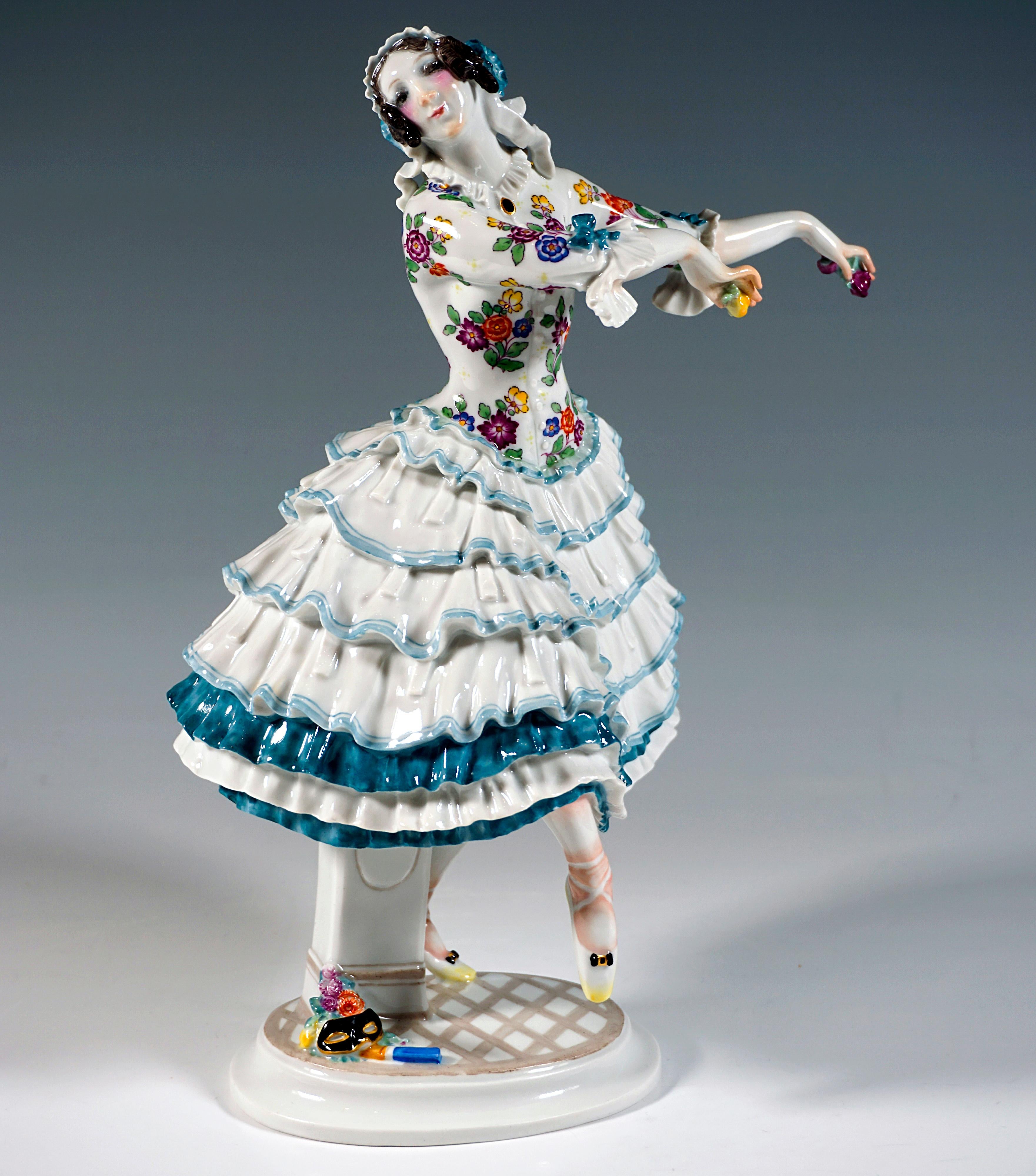 Figurine en porcelaine de Meissen :
La danseuse se tient en équilibre sur la pointe du pied gauche, soulève légèrement la jambe droite vers l'avant, le pied tendu vers le bas, penche la tête vers la droite et ramène élégamment les deux bras sur le