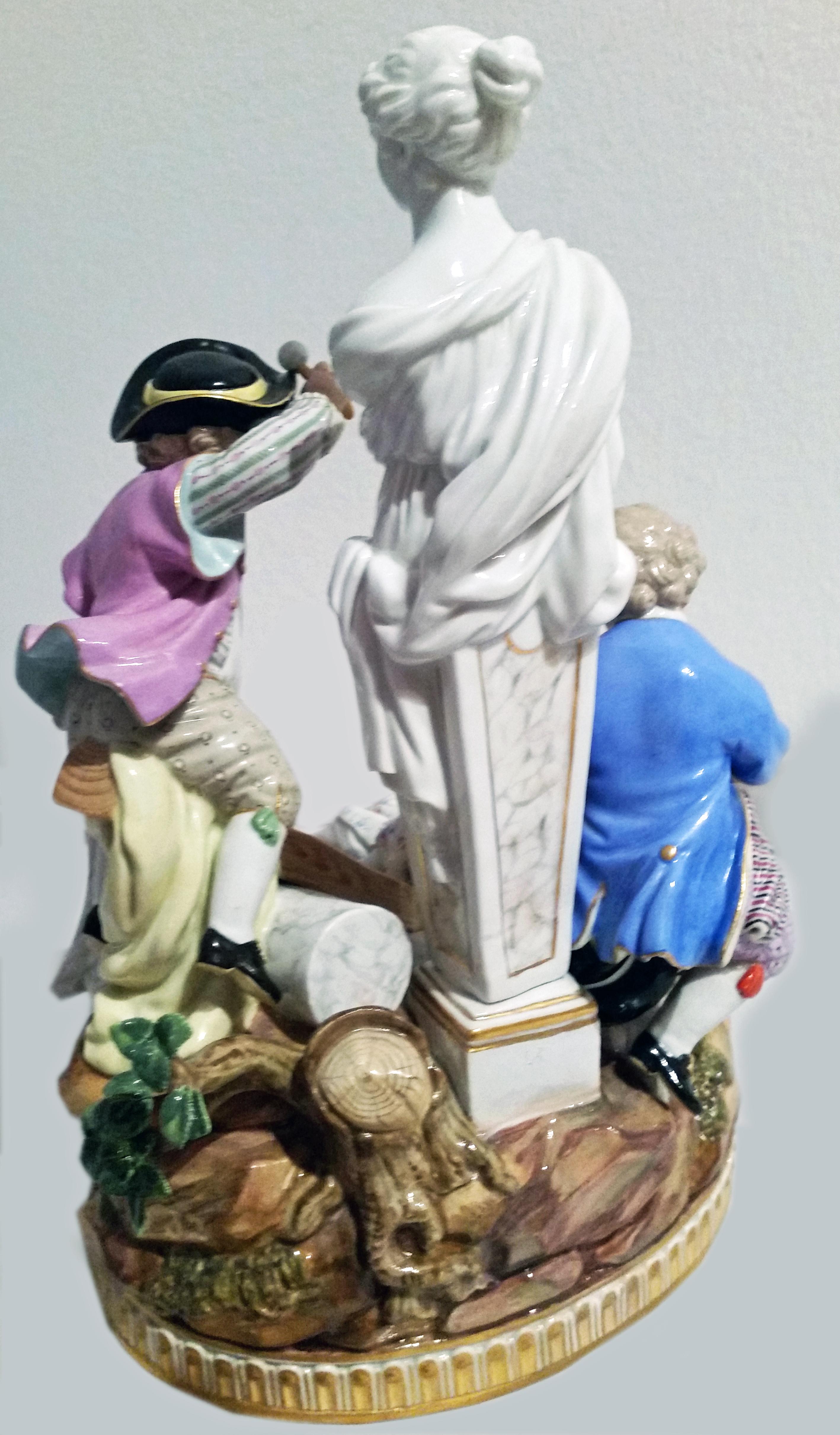 Meißner Prunkfigurengruppe: Putten mit Schaukel
Die Details sind verblüffend plastisch ausgearbeitet = Modellierung vom Feinsten!

Entwurf:
Michel Victor Acier (1736-1799) / Modell G 32 von 1780
Der Bildhauer wurde in Versailles / Frankreich