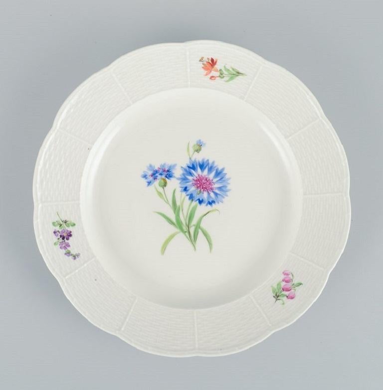 Meissen, a set of four dinner plates in porcelain.
Hand-painted with floral motifs.
Approx. 1900.
In perfect condition.
Marked.
Third factory quality.
Dimensions: D 25.0 x H 3.5 cm.