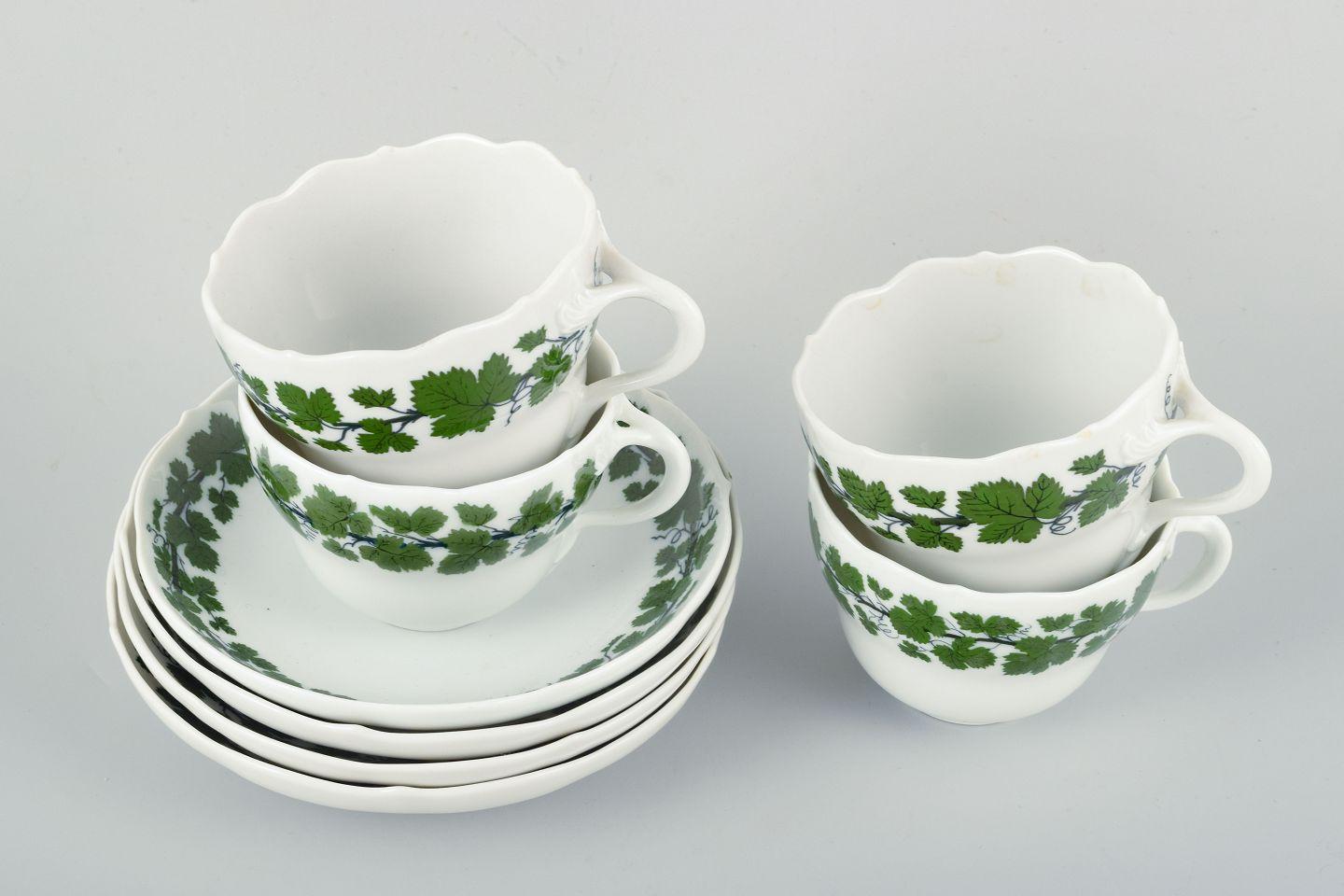 Meissen, 4 pairs of cups and saucers, Vine-Leaf Pattern, “Voller grüner Weinkranz”.
Four pairs of cups and saucers from Meissen, decorated in the classic Vine-Leaf Pattern (“Voller grüner Weinkranz”) with green vine leaves and winding tendrils in