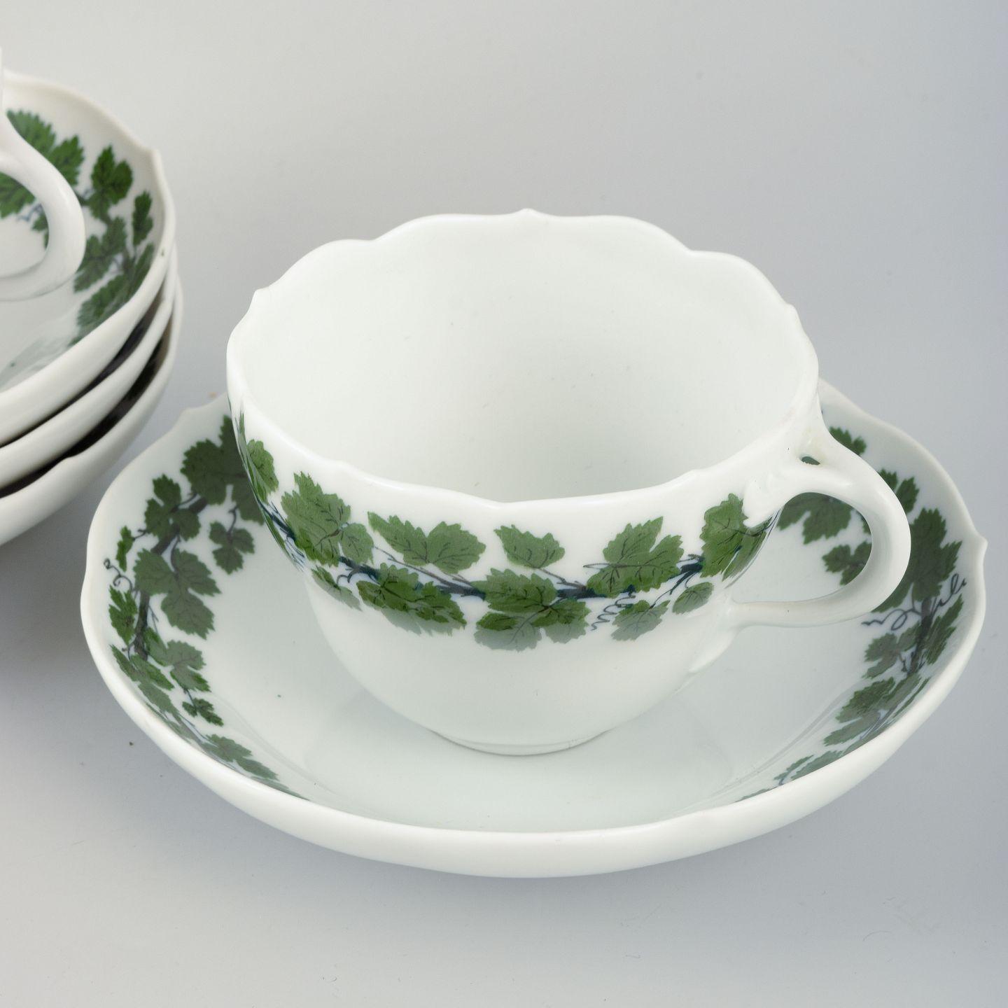Meissen, four pairs of porcelain cups and saucers, Vine-Leaf Pattern. (Deutsch) im Angebot