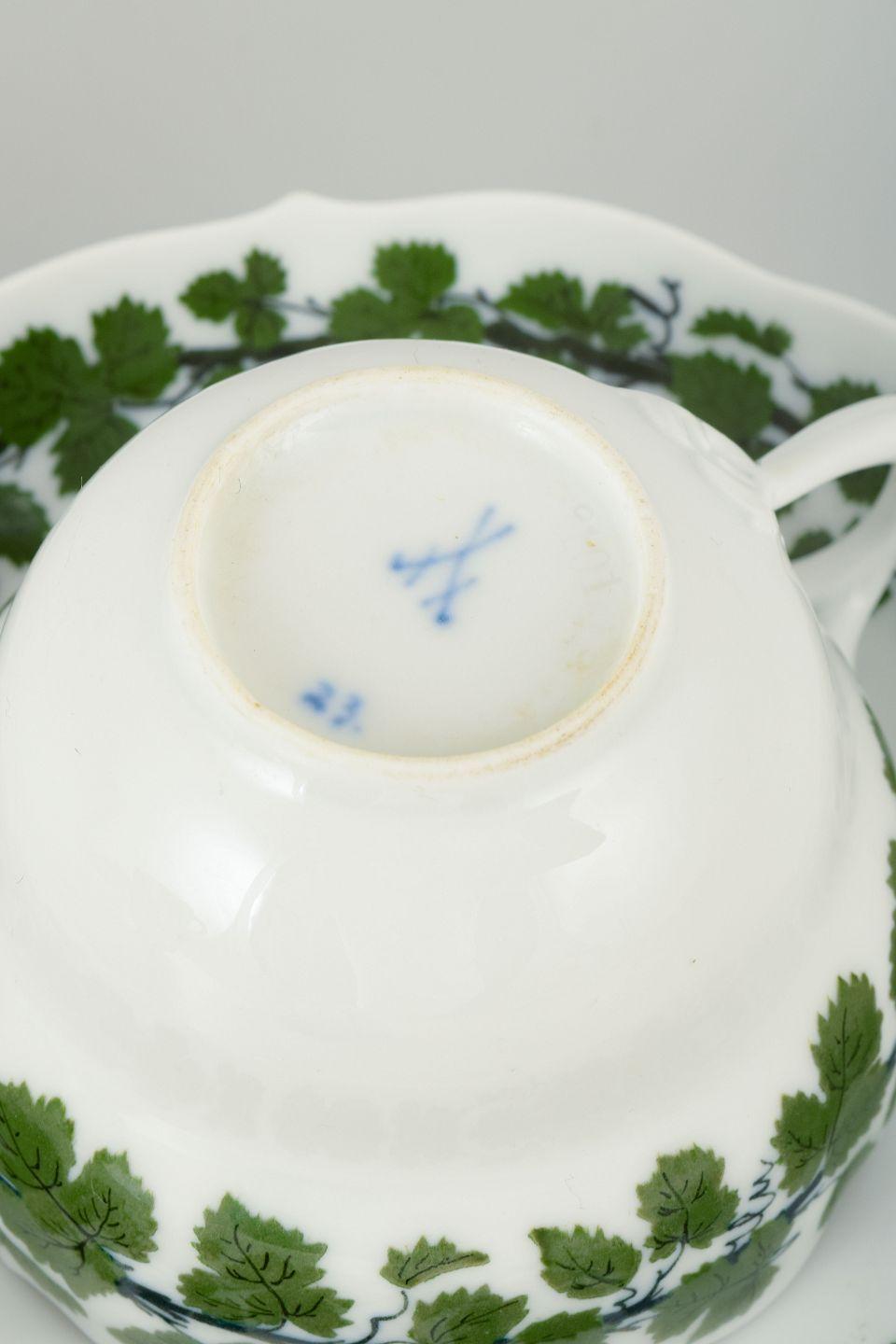 Meissen, four pairs of porcelain cups and saucers, Vine-Leaf Pattern. im Zustand „Gut�“ im Angebot in København, Copenhagen