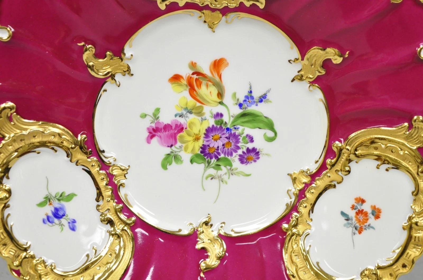 Victorien Meissen Porcelaine rouge peinte à la main et décorée de fleurs, Assiette d'armoire festonnée Bol en vente