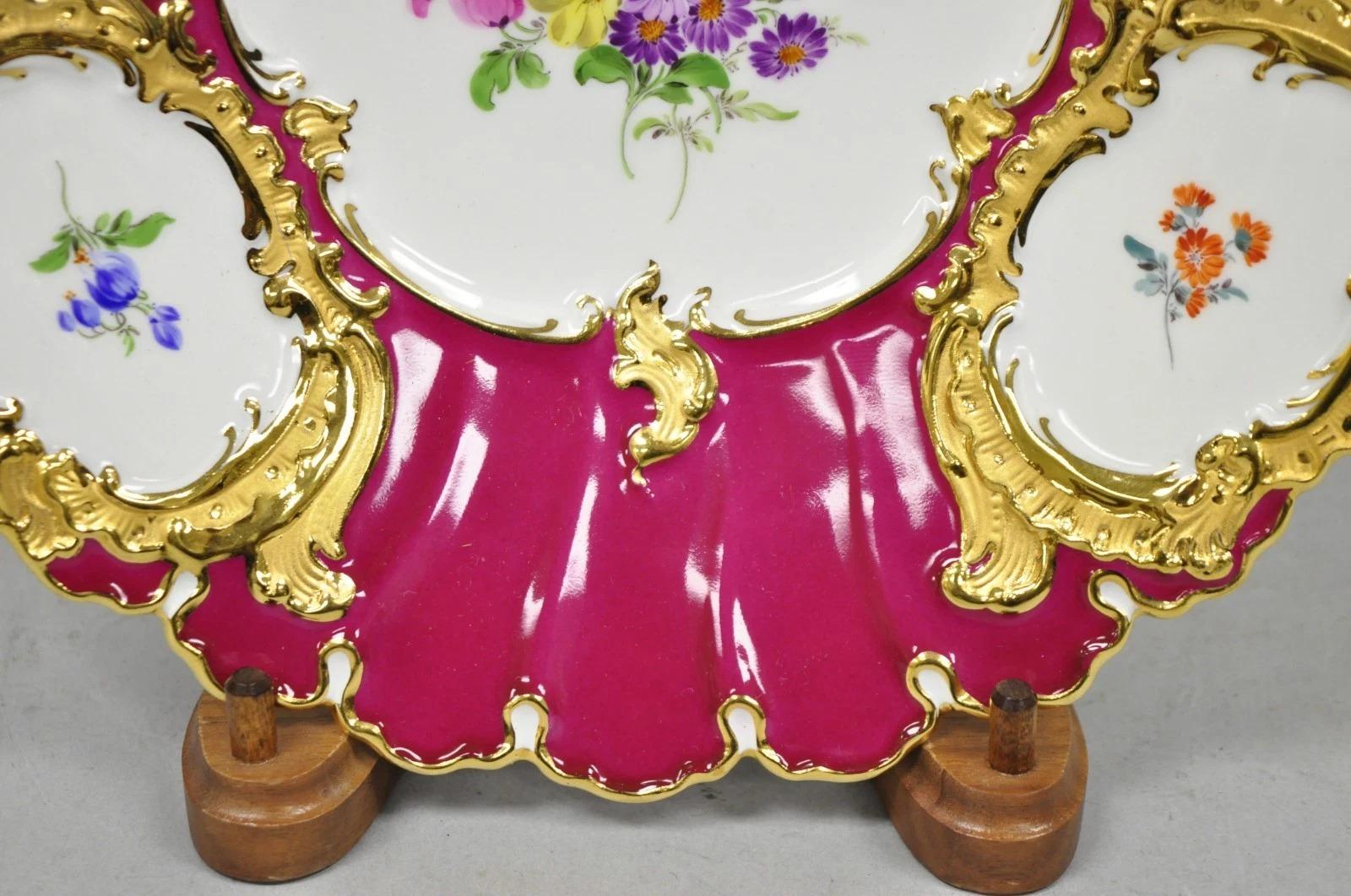 20ième siècle Meissen Porcelaine rouge peinte à la main et décorée de fleurs, Assiette d'armoire festonnée Bol en vente