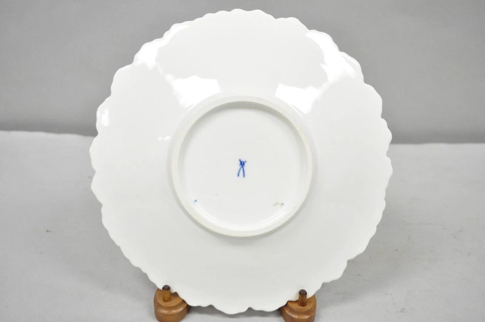 Meissen Porcelaine rouge peinte à la main et décorée de fleurs, Assiette d'armoire festonnée Bol en vente 2