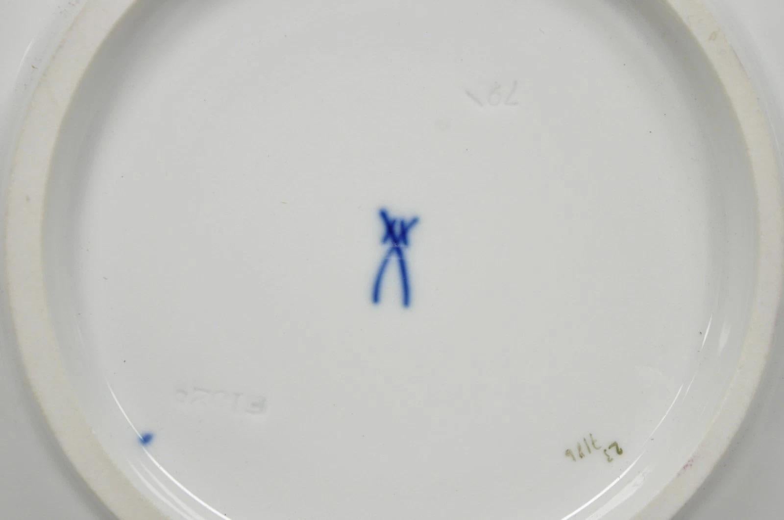 Meissen Porcelaine rouge peinte à la main et décorée de fleurs, Assiette d'armoire festonnée Bol en vente 3