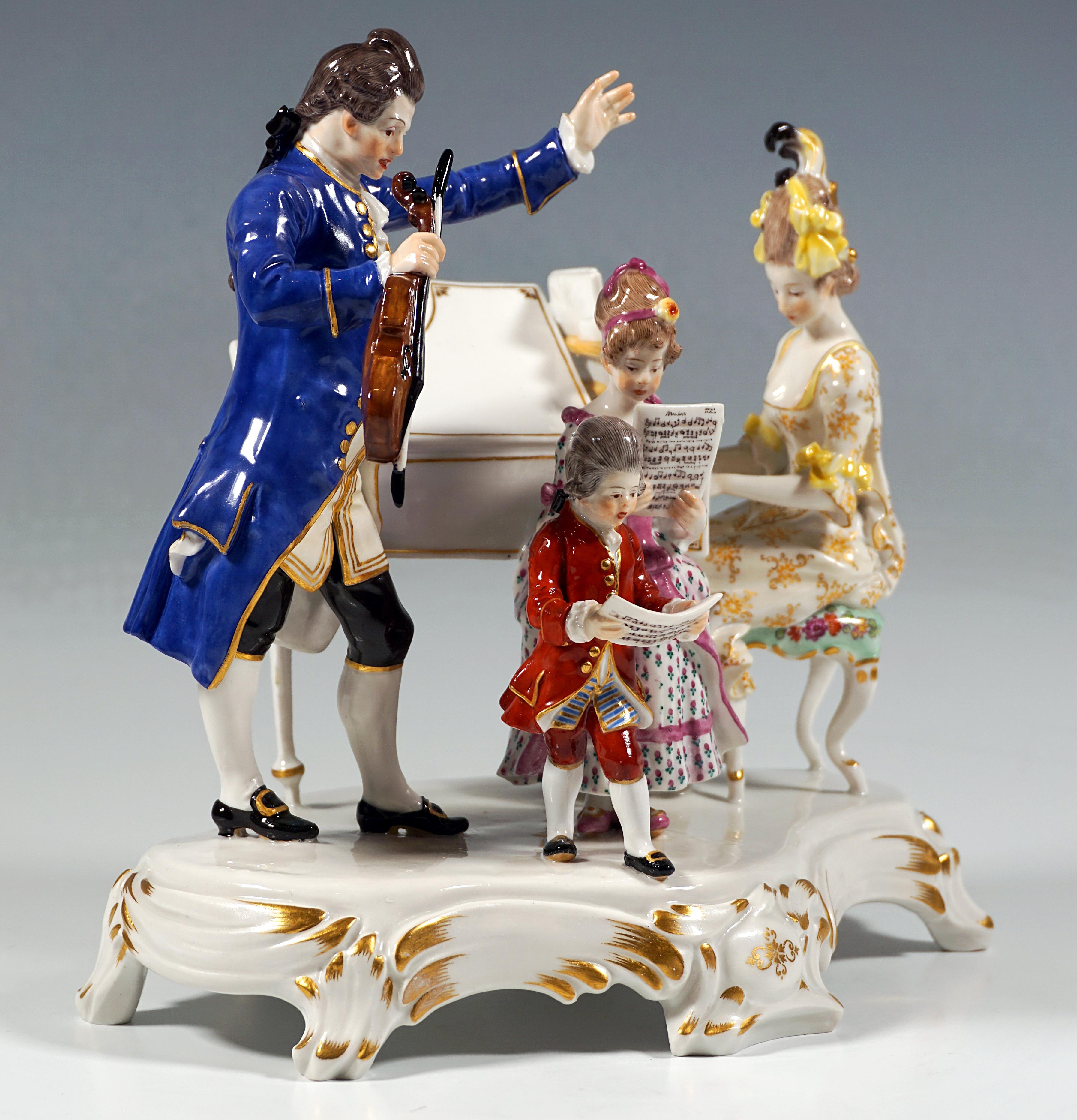 Excepcional grupo de género de porcelana de Meissen:
Grupo familiar vestido en estilo rococó tocando música doméstica: la madre con un peinado recogido decorado y un vestido floreado sentada al piano, los niños, niña y niño también finamente