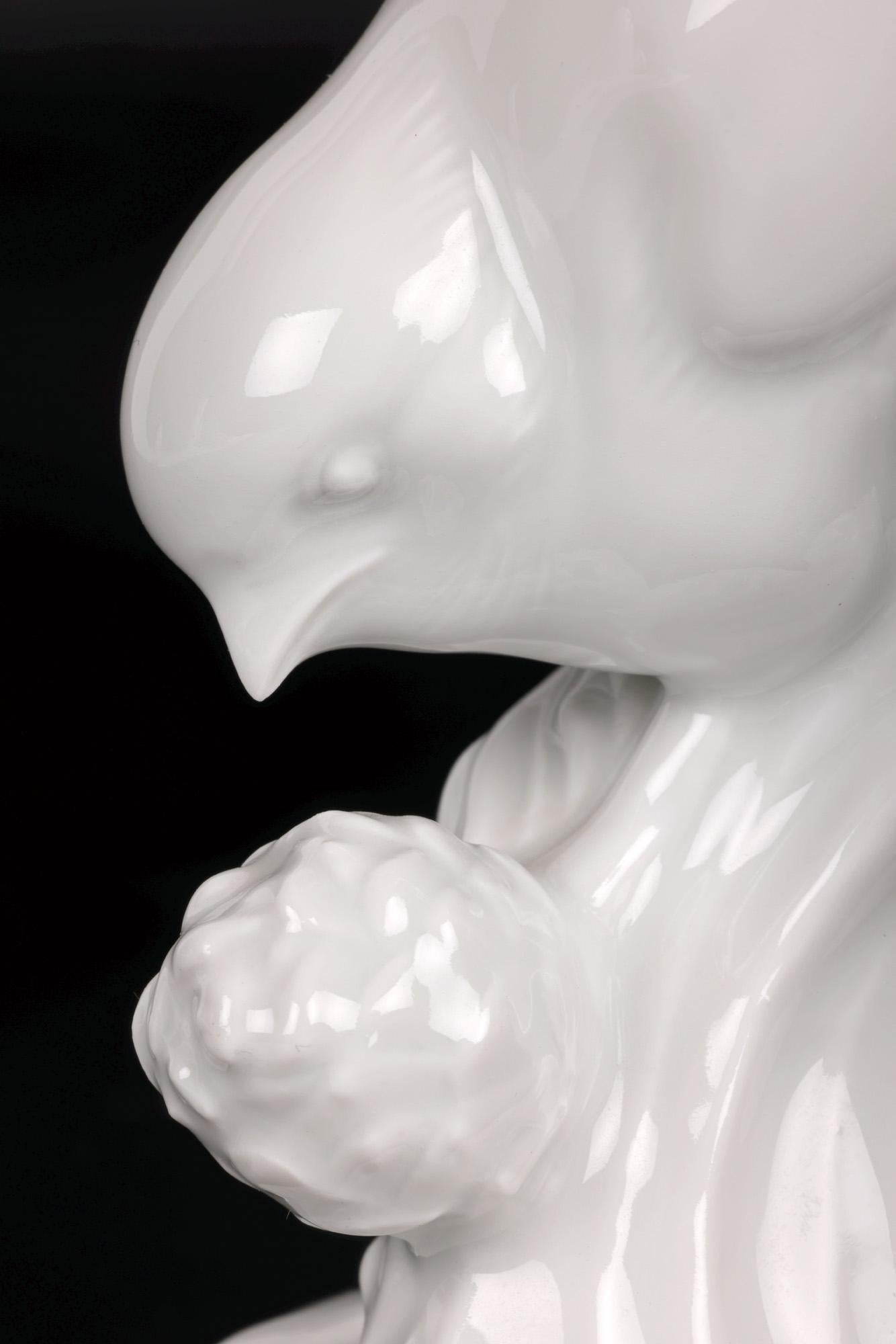 Dans le cadre d'une collection de figurines en blanc et blanc de chine, nous avons le plaisir de vous proposer cette belle figurine d'oiseau de jardin en porcelaine allemande du célèbre fabricant Meissen et datant du 20e siècle. Cette figurine de