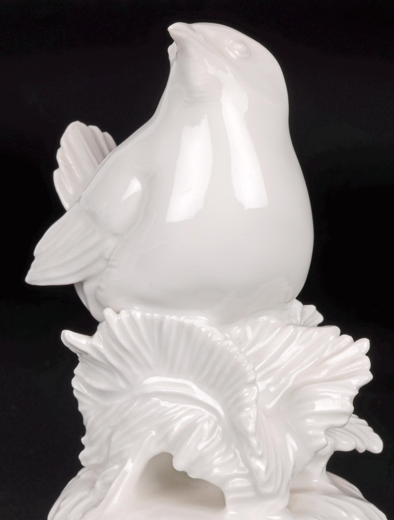 Deutsche Weiss-Porzellan-Gartenvogelfigur aus Meissen (Glasiert) im Angebot