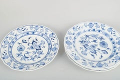 Meissen, Germania. 4 piatti di porcellana. Modello "Cipolla Blu". Inizio del XX secolo.