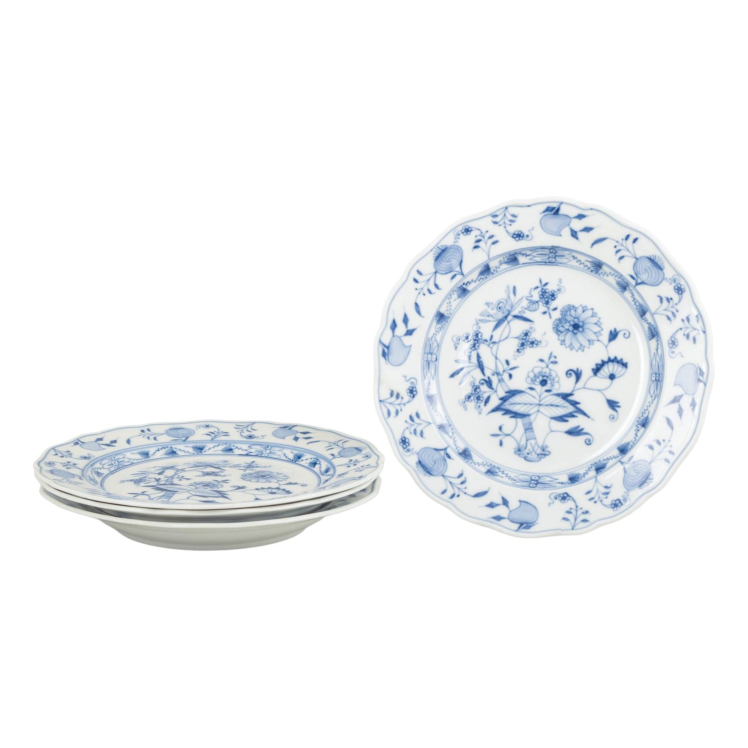 Meissen, Germany. 4 porcelain dinner plates. “Blue Onion” pattern. Early 20th C.