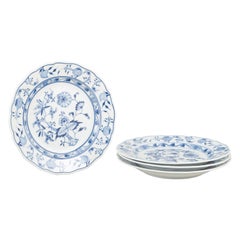 Meissen, Germania. 4 piatti di porcellana. Modello "Cipolla Blu". Inizio del XX secolo.