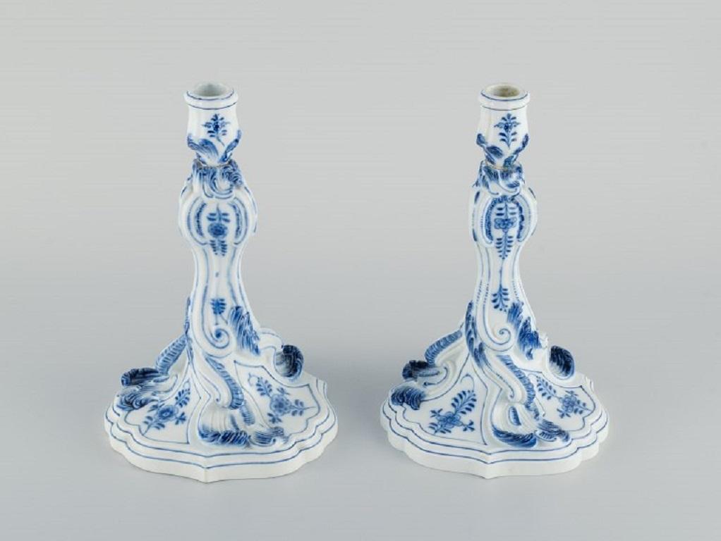 Meißen, Deutschland. Ein Paar große antike Kerzenständer mit Zwiebelmuster.
19. Jahrhundert.
H 24,5 cm x T 16,0 cm.
Erste Fabrikqualität.
In perfektem Zustand.
Markiert.
