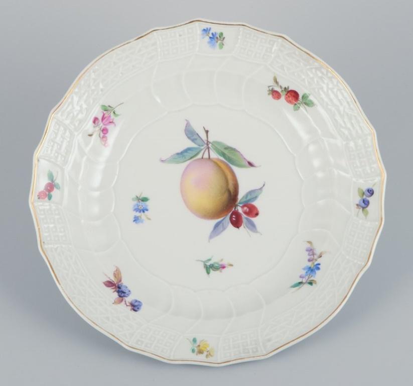 Meissen, Germany. A set of six antique deep porcelain dinner plates.  In Excellent Condition For Sale In Copenhagen, DK