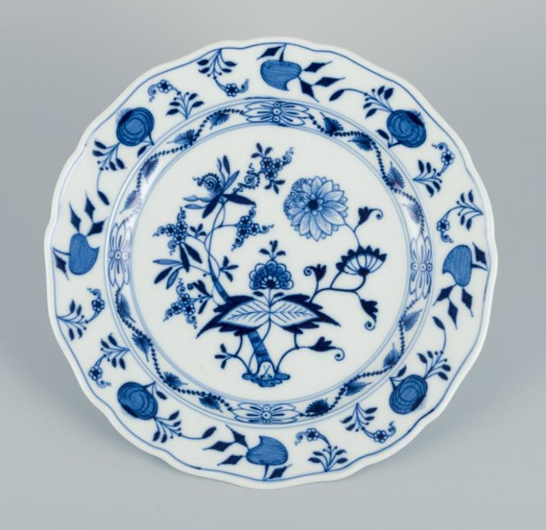 Dipinto a mano Meissen, Germania. Un set di tre piatti da portata in porcellana con motivo Blue Onion. in vendita