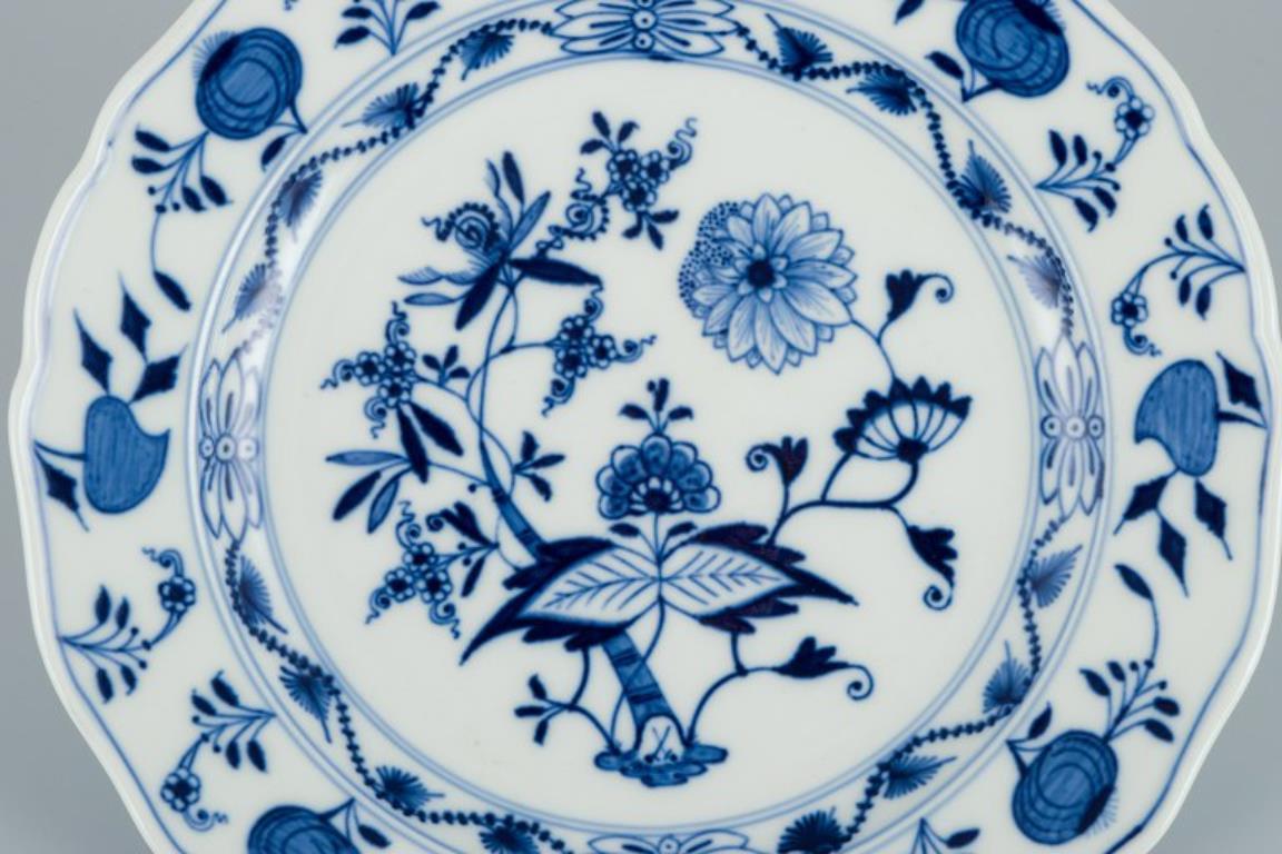 Meissen, Germania. Un set di tre piatti da portata in porcellana con motivo Blue Onion. In condizioni ottime in vendita a Copenhagen, DK