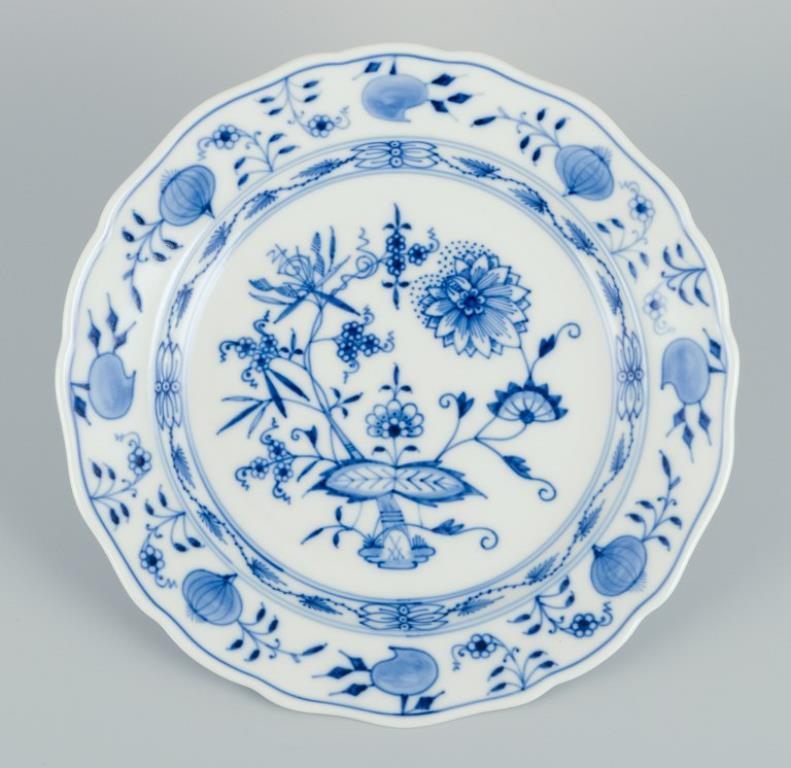 XX secolo Meissen, Germania. Un set di tre piatti da portata in porcellana con motivo Blue Onion. in vendita
