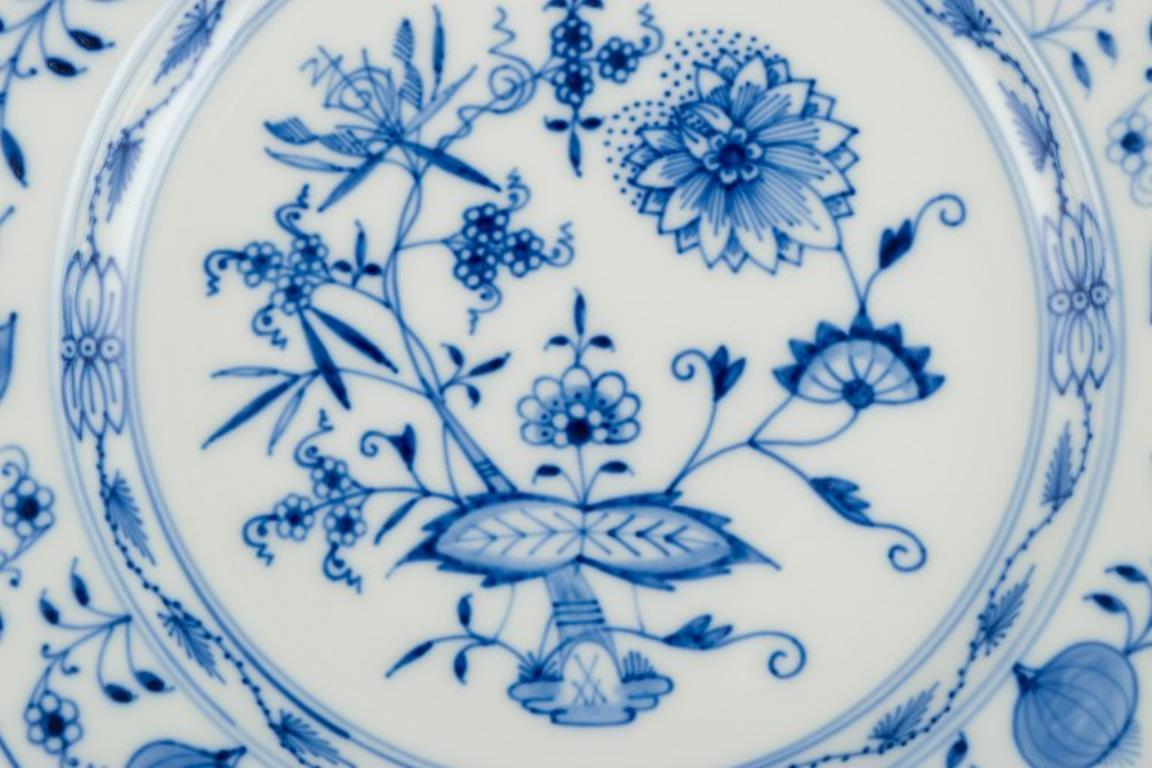 Porcellana Meissen, Germania. Un set di tre piatti da portata in porcellana con motivo Blue Onion. in vendita