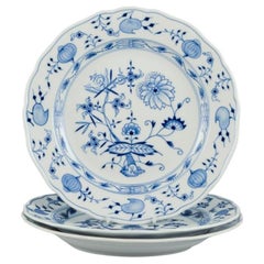 Meissen, Germania. Un set di tre piatti da portata in porcellana con motivo Blue Onion.