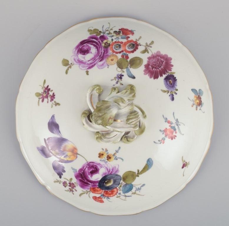 Allemand Meissen, Allemagne. Soupière à couvercle ancienne peinte à la main avec des fleurs polychromes. en vente