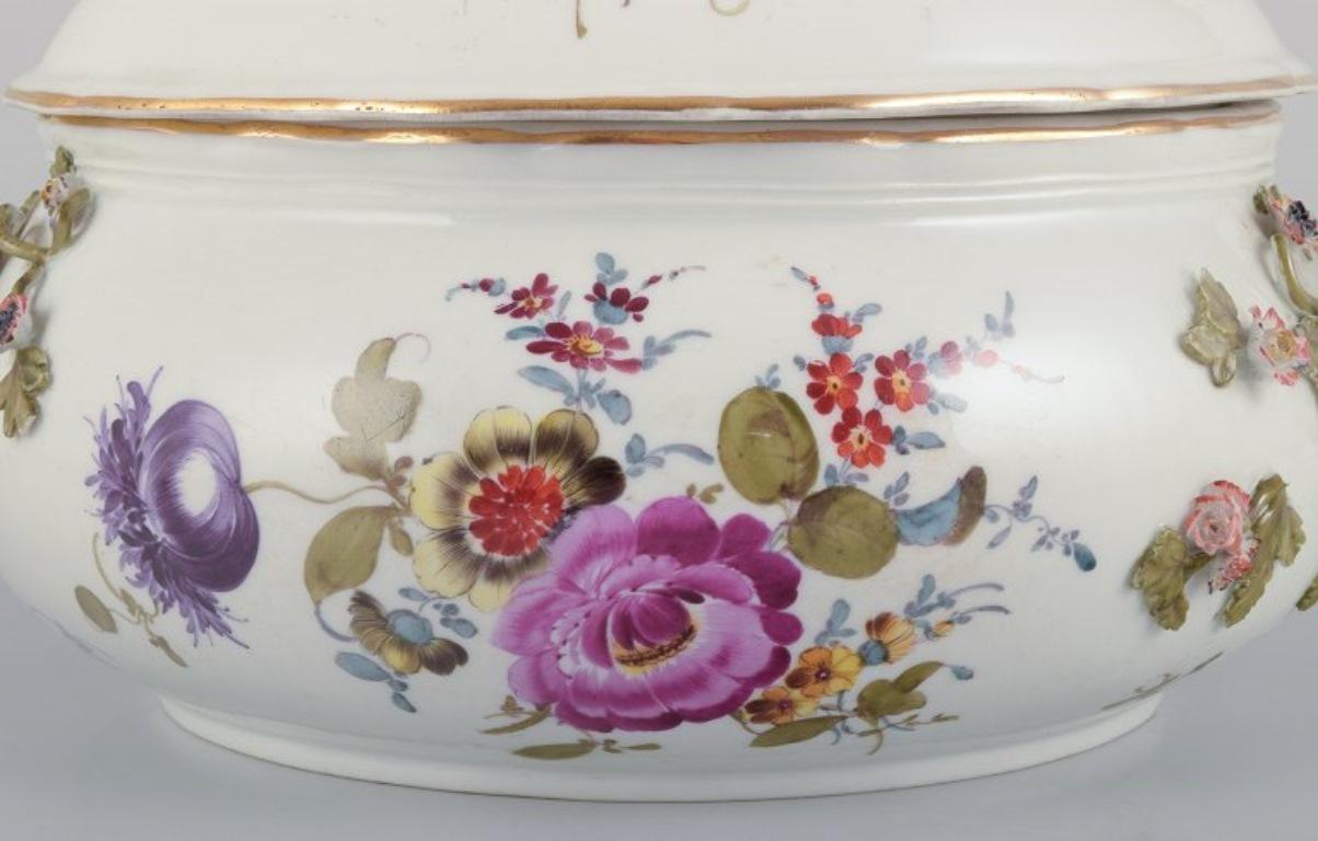 Meissen, Germany. Antique lidded tureen hand-painted with polychrome flowers. In Good Condition For Sale In Copenhagen, DK