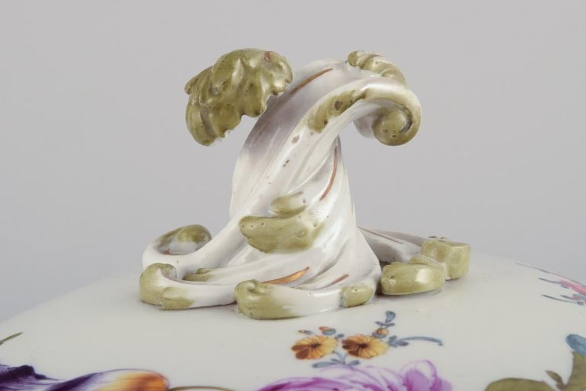 Porcelaine Meissen, Allemagne. Soupière à couvercle ancienne peinte à la main avec des fleurs polychromes. en vente