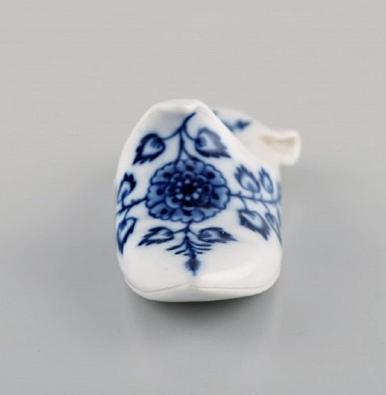 Meissen, Allemagne. Pantoufle miniature ancienne en porcelaine peinte à la main, 19e siècle.
Mesures : 9.5 x 3,5 cm.
En très bon état.
Estampillé.