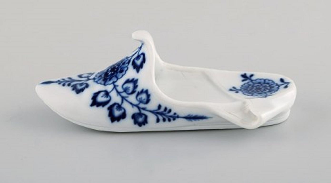 Meissen, Deutschland, antiker Miniatur-Slipper aus handbemaltem Porzellan (Biedermeier) im Angebot