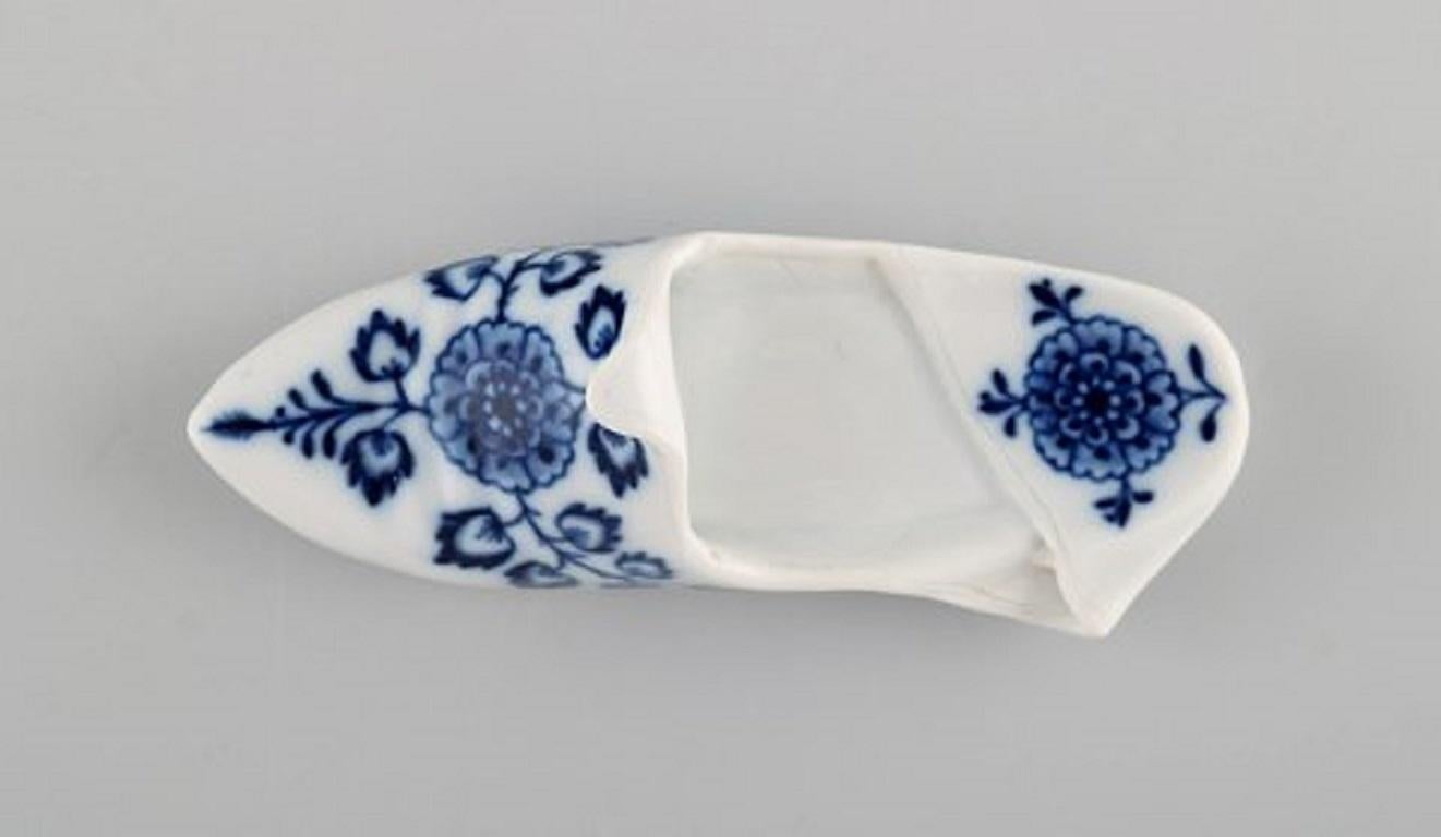 Meissen, Germany, Antique Miniature Slipper in Hand Painted Porcelain In Good Condition For Sale In Copenhagen, DK