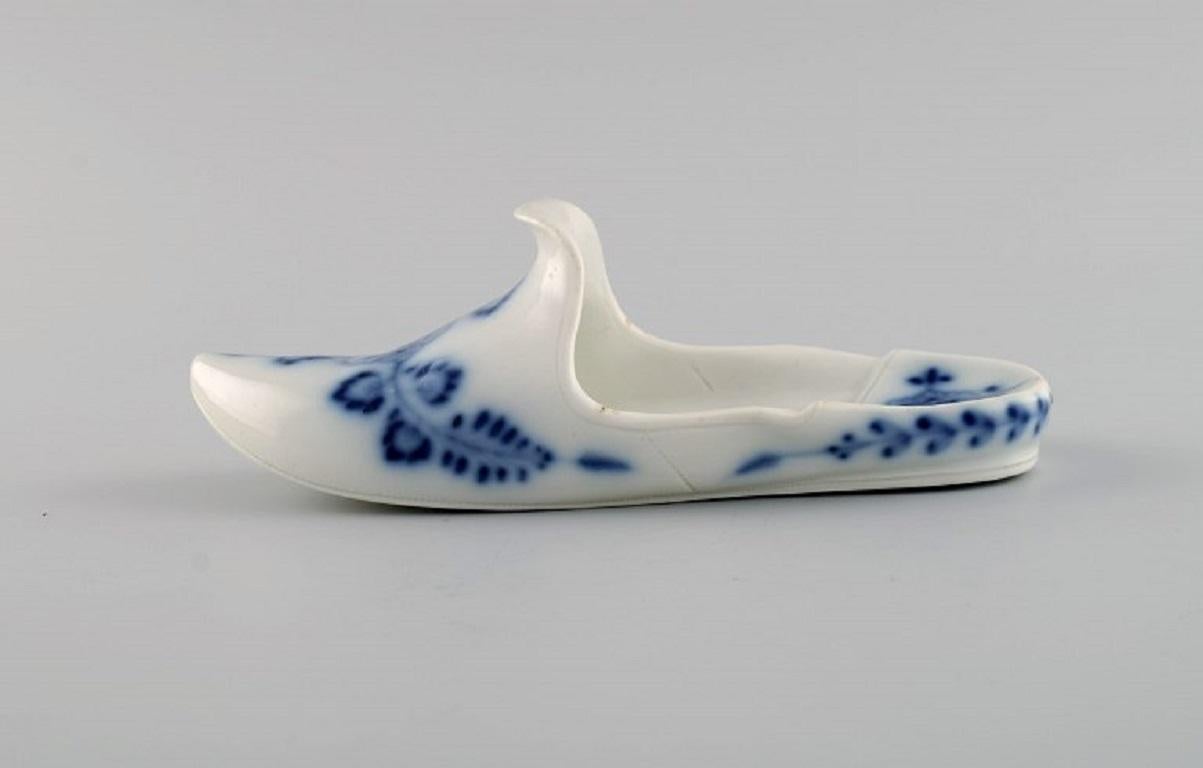 Meissen, Germany, Antique Miniature Slipper in Hand-Painted Porcelain In Good Condition For Sale In Copenhagen, DK