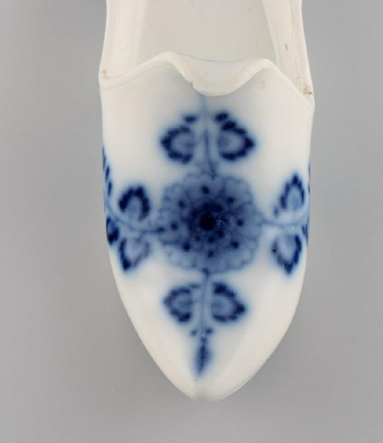 Meissen, Germany, Antique Miniature Slipper in Hand-Painted Porcelain For Sale 1