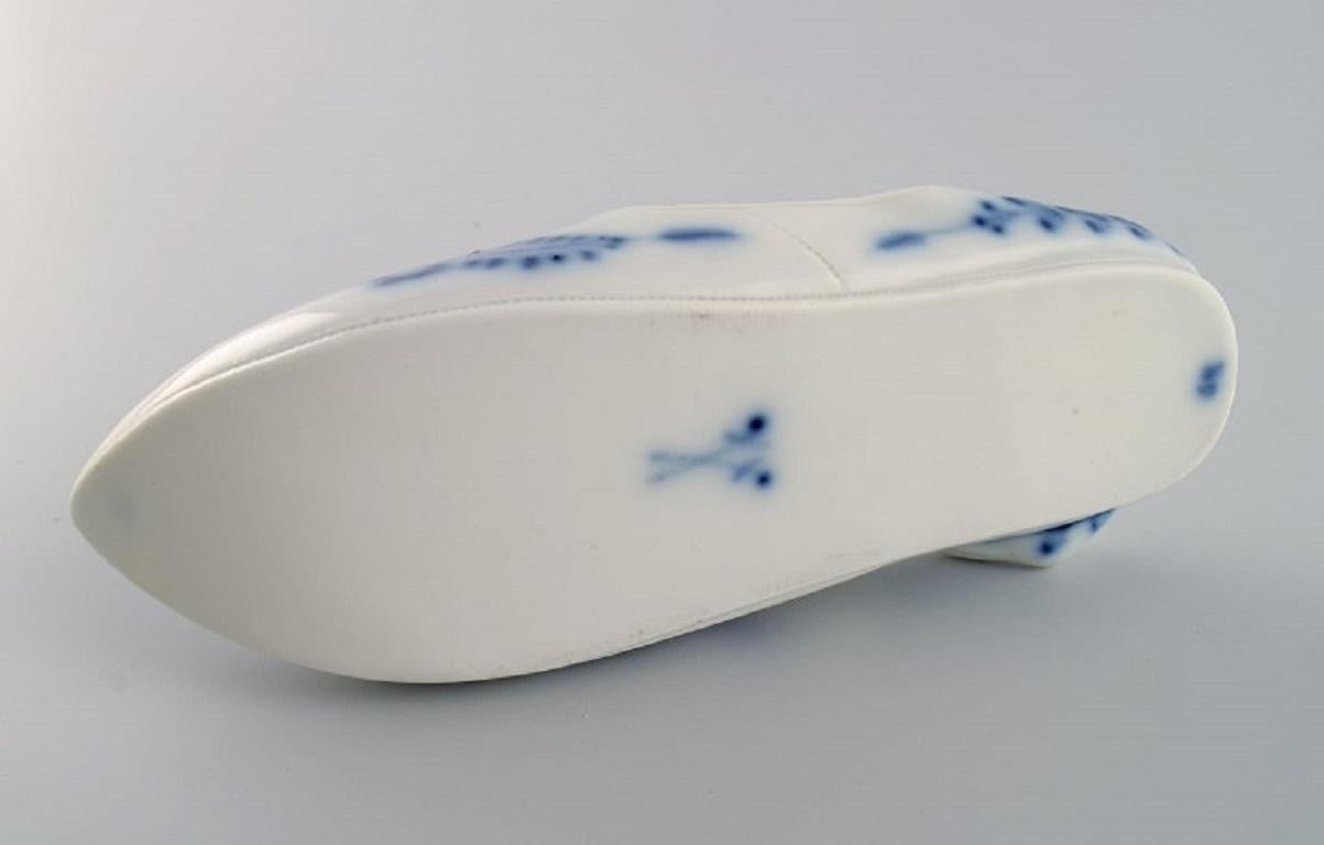 Meissen, Germany, Antique Miniature Slipper in Hand-Painted Porcelain For Sale 2