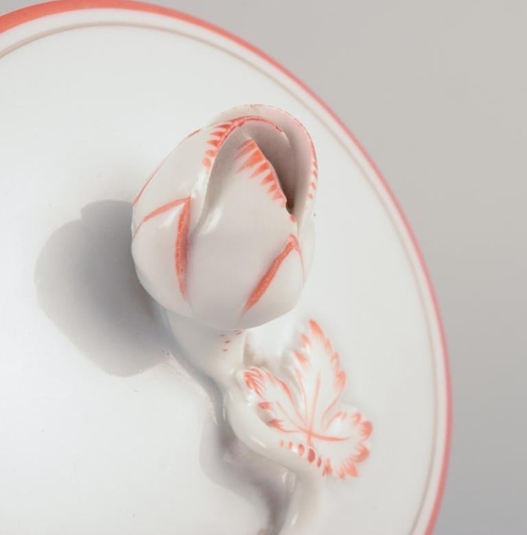 Meissen, Germania. Teiera Art Decor decorata con finiture rosso corallo. 2