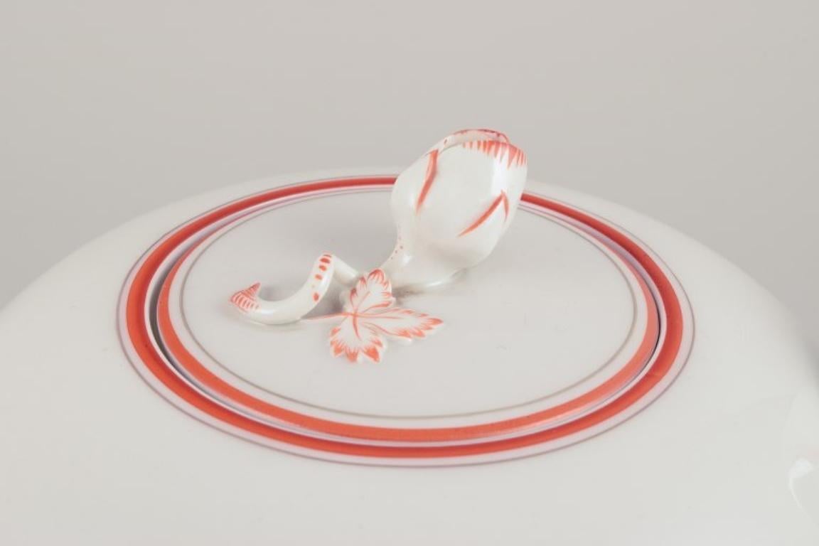 Smaltato Meissen, Germania. Teiera Art Decor decorata con finiture rosso corallo.