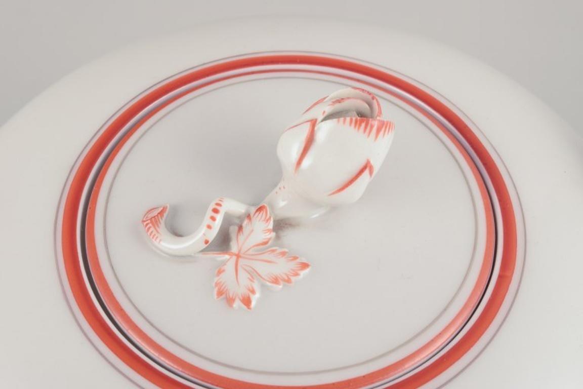 Metà XX secolo Meissen, Germania. Teiera Art Decor decorata con finiture rosso corallo.