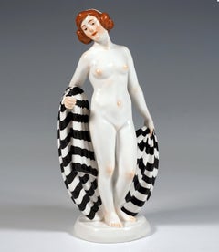 Meissen, Deutschland, Jugendstil-Figur eines Mädchens mit Schal, von Theodor Eichler, um 1913
