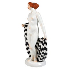 Meissen, Deutschland, Jugendstil-Figur eines Mädchens mit Schal, von Theodor Eichler, um 1913