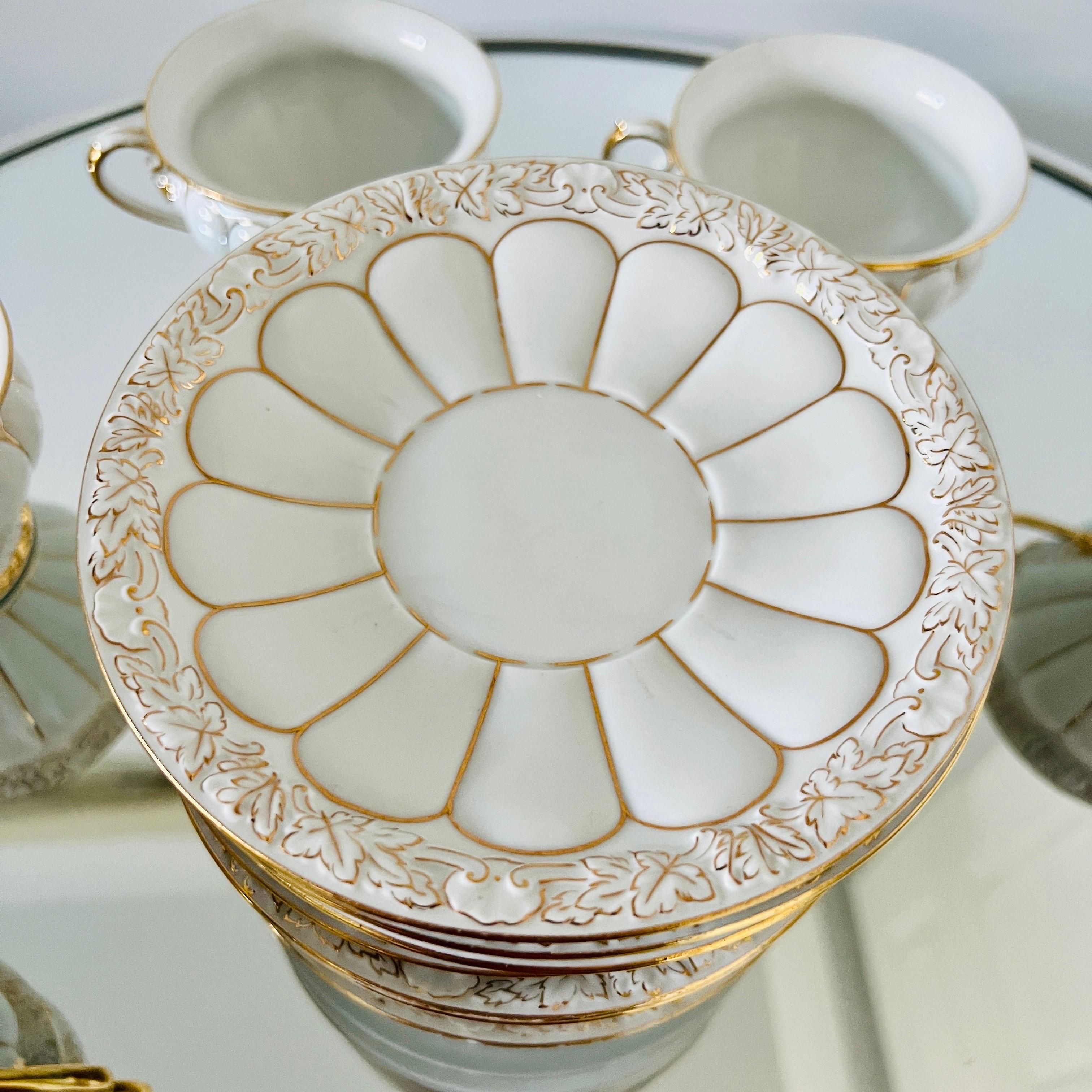 Ensemble de tasses et soucoupes baroques en porcelaine et or de Meissen, Allemagne / 13 en vente 2