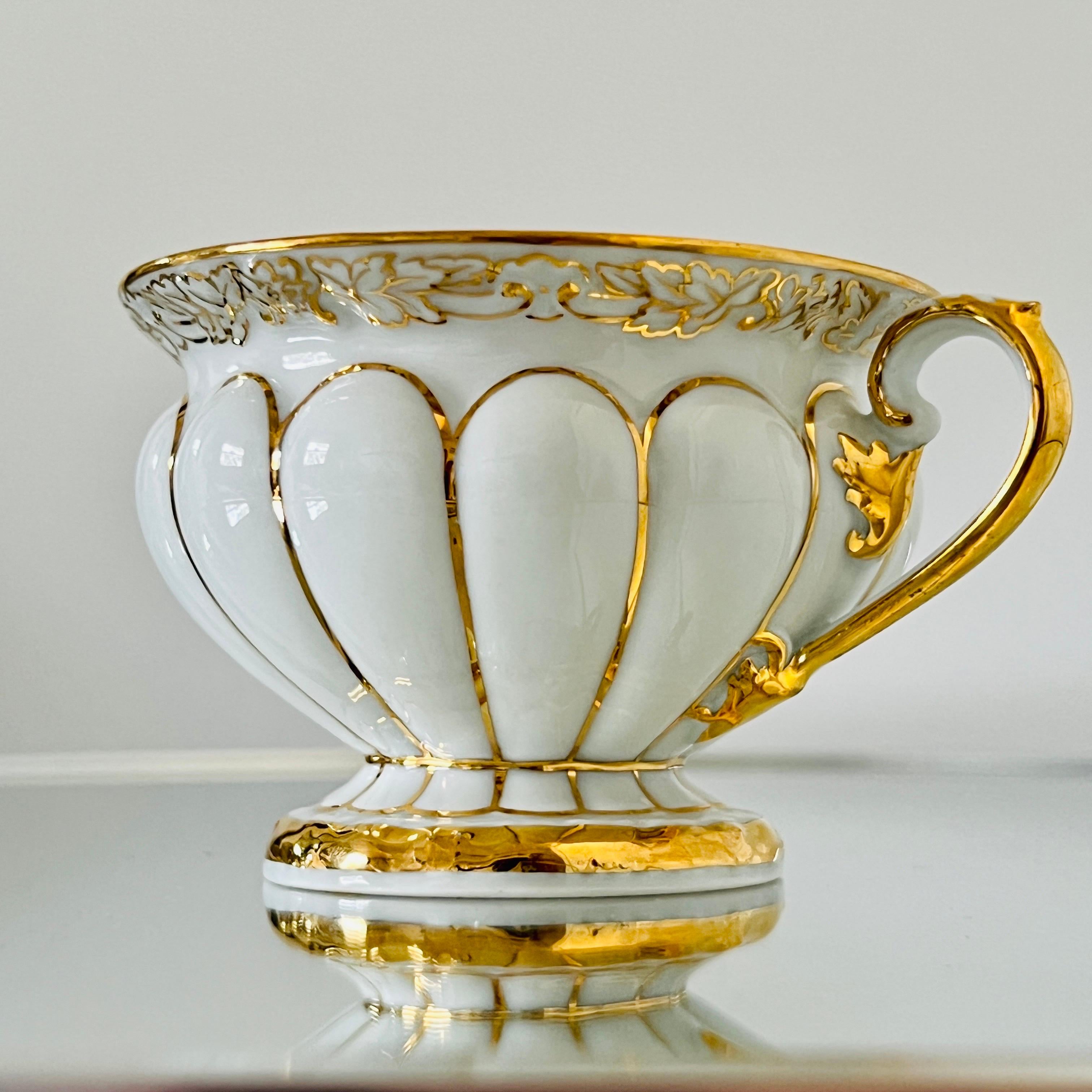 Allemand Ensemble de tasses et soucoupes baroques en porcelaine et or de Meissen, Allemagne / 13 en vente