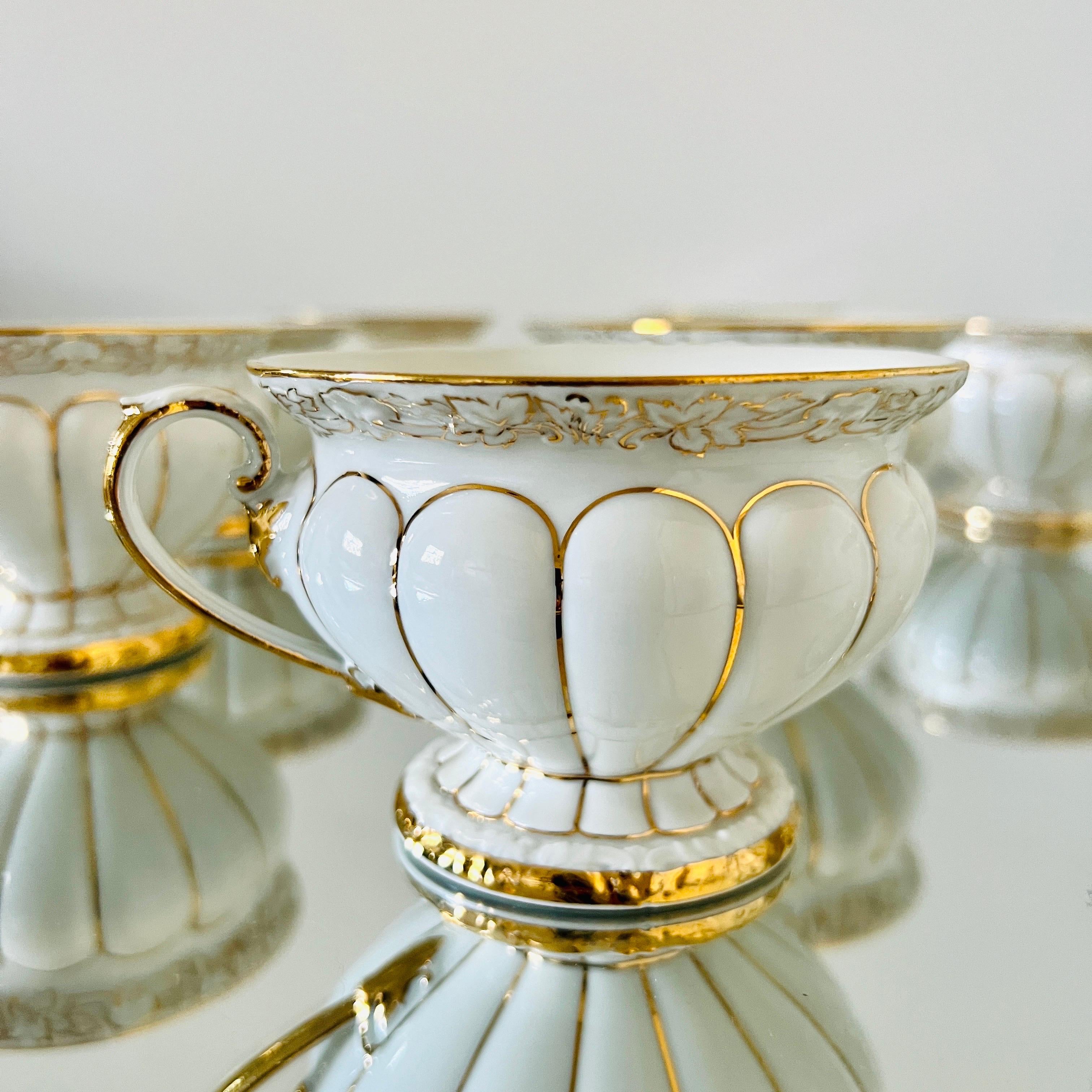 Vernissé Ensemble de tasses et soucoupes baroques en porcelaine et or de Meissen, Allemagne / 13 en vente