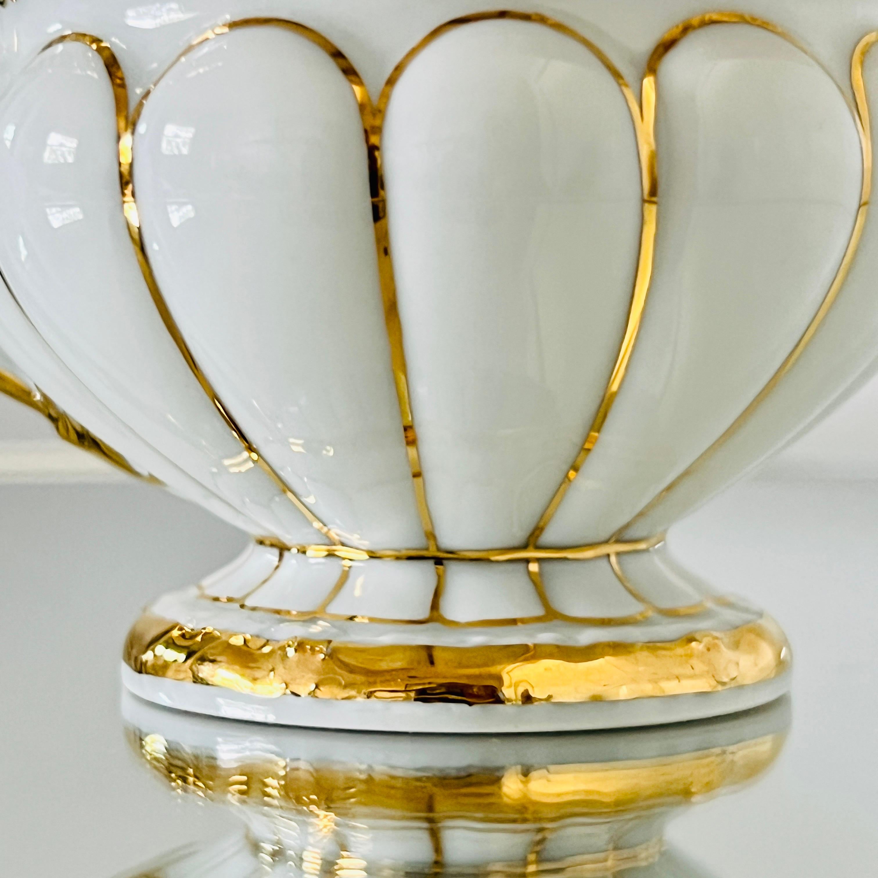 Ensemble de tasses et soucoupes baroques en porcelaine et or de Meissen, Allemagne / 13 Bon état - En vente à Fort Lauderdale, FL