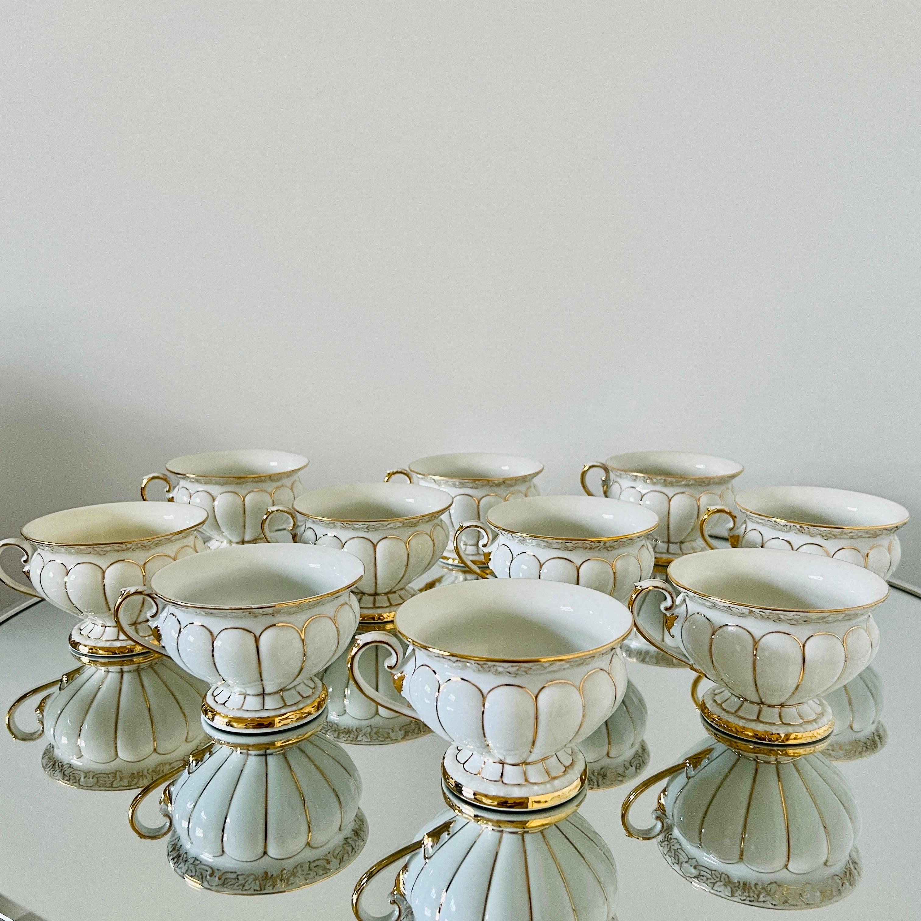 Milieu du XXe siècle Ensemble de tasses et soucoupes baroques en porcelaine et or de Meissen, Allemagne / 13 en vente