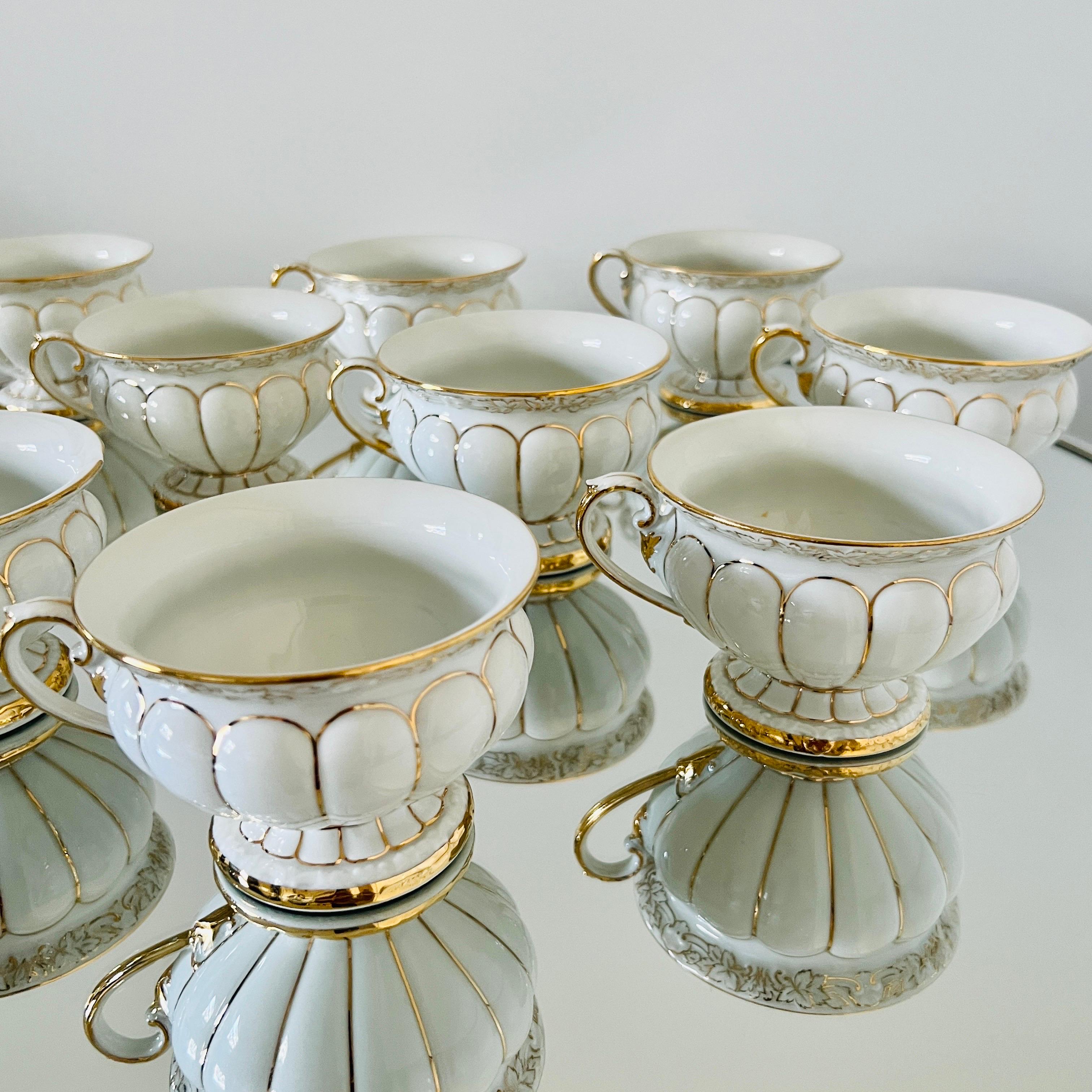 Or Ensemble de tasses et soucoupes baroques en porcelaine et or de Meissen, Allemagne / 13 en vente